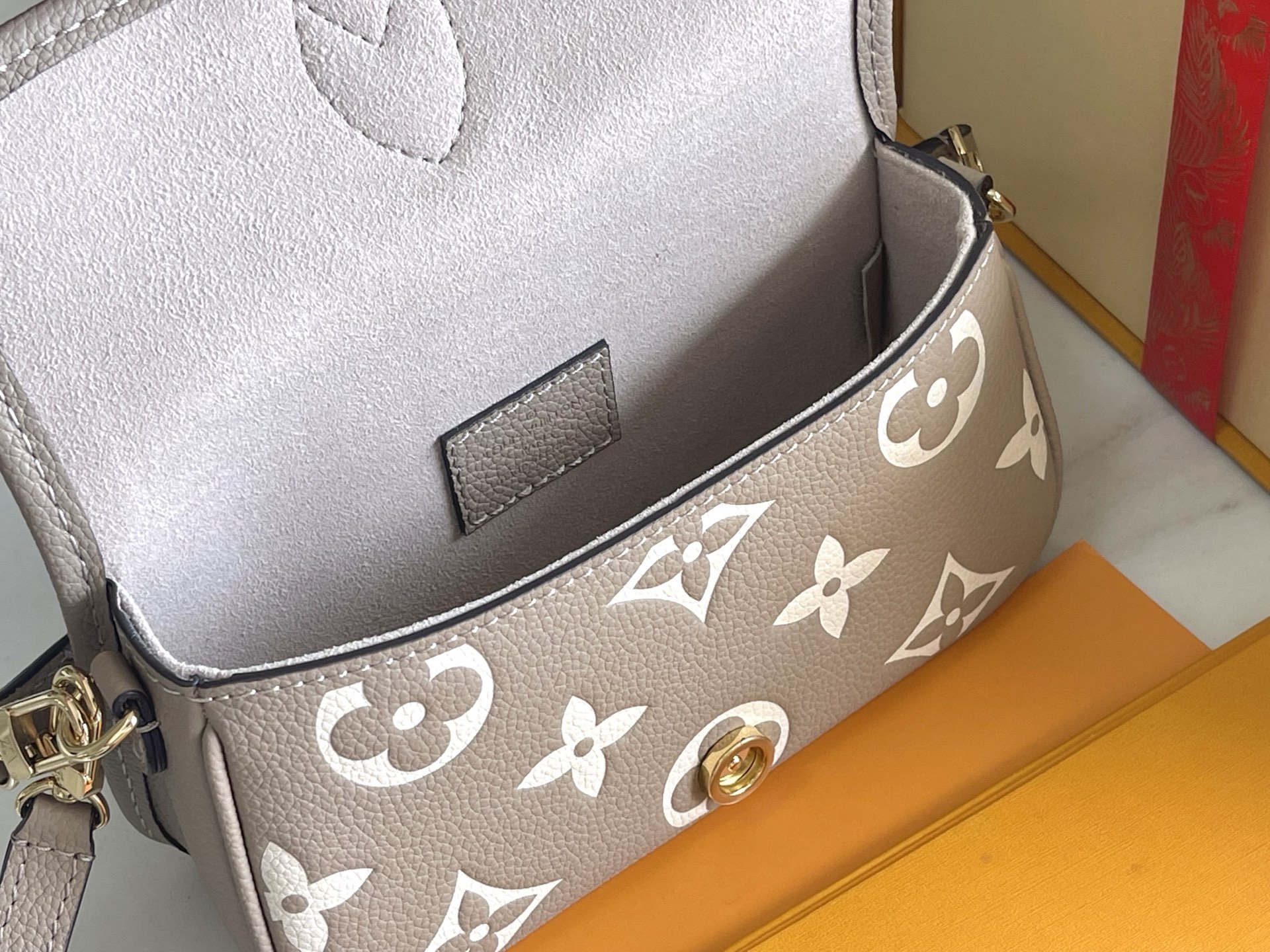 Louis Vuitton M83300: Premium Leather Handbag with Full Set Packaging 9 i1756706307721 8782 0 8