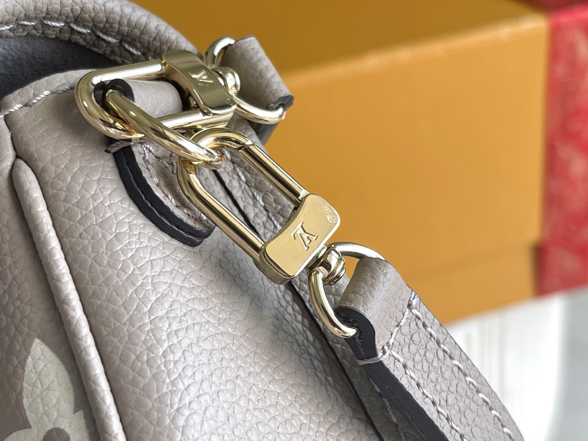 Louis Vuitton M83300: Premium Leather Handbag with Full Set Packaging 8 i1756706307767 7008 0 7