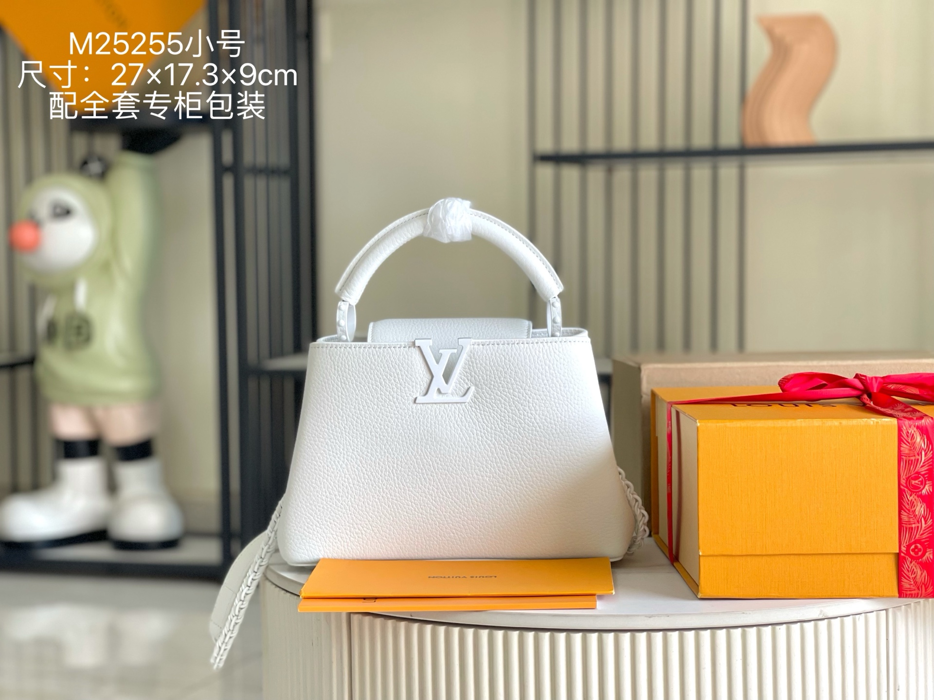 NO:341048,(163 chip) Super-grade full package [Excellent quality original leather M25255 white small CapucinesBB handbags This season tells the new Capucines story. The exquisite metallic Monogram floral bands make this classic handbag exude a softer temperament. The exquisite white body is paired with golden corolla decoration, elegant and practical. Detailed features 27.0 x 18.0 x 9.0 cm, LV premium version, louis vuitton19860909（163 芯片）特级配全套包装【特级精品原厂皮 M25255 白色小号 CapucinesBB手袋本季讲述全新的Capucines故事.精致的金属色Monogram花卉饰带,使此款经典手袋散发出更加柔美的气质.精致的白色包身搭配金色花冠装饰,优雅而实用. 详细特征27.0 x 18.0 x 9.0 cm,LV特级版本,louis vuitton,Bag