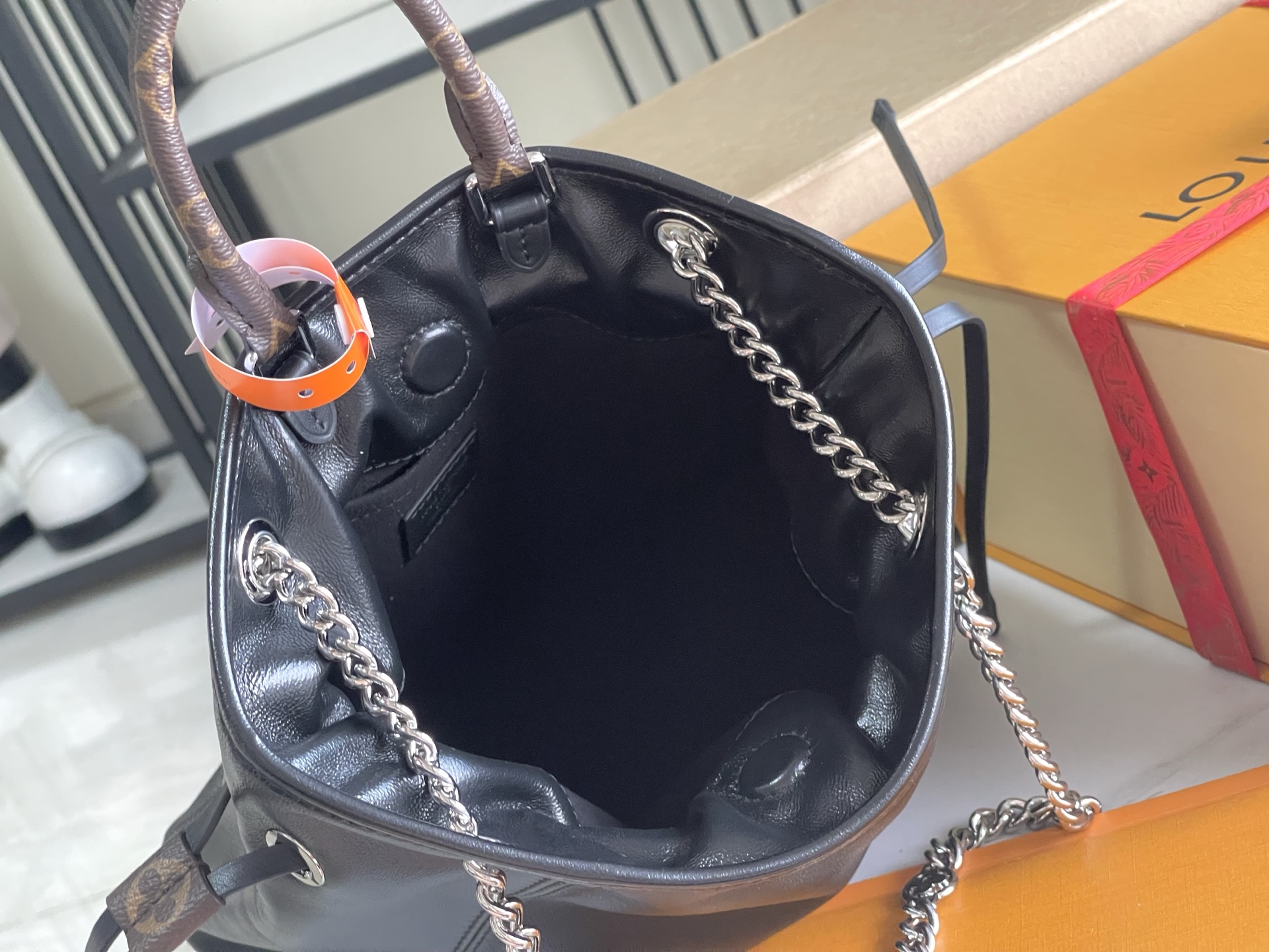 p1130。（163 芯片）特级配全套包装 特级全钢五金 原厂皮M25522 皮料是正品代工厂意大利A级皮料（特级正品）:所谓的特级正品．是在于品质、五金、面料、手工、油边、A级出品、拍摄图跟产品一致丶配图上的全套包装.尺寸:24x25x10CM