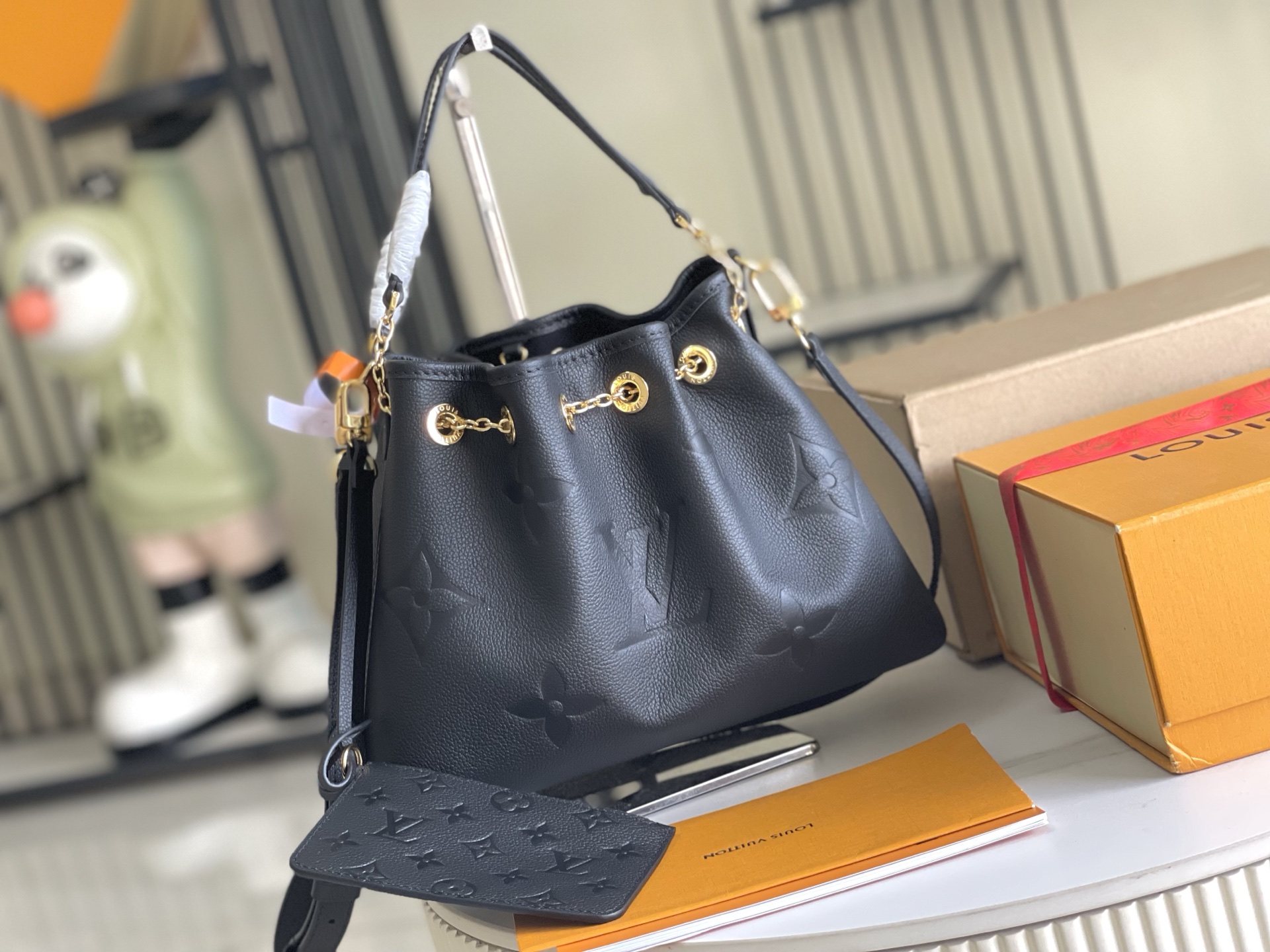 p1250。（163 芯片）特级配全套包装【特级原厂皮 全钢五金】M47209 黑色 皮料是意大利A级皮料是在于品质、五金、面料、手工、油边、A级出品、图片跟产品一致丶配全套包装.尺寸:28x20x11CM