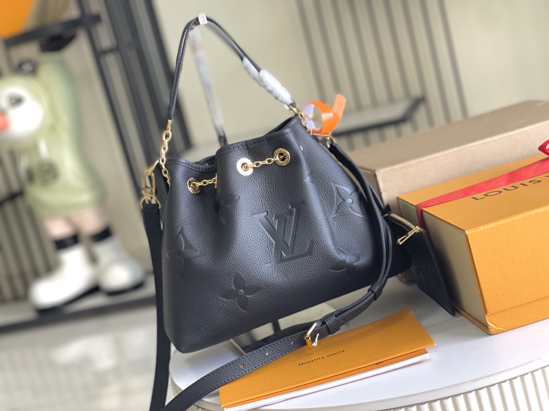 p1250。（163 芯片）特级配全套包装【特级原厂皮 全钢五金】M47209 黑色 皮料是意大利A级皮料是在于品质、五金、面料、手工、油边、A级出品、图片跟产品一致丶配全套包装.尺寸:28x20x11CM