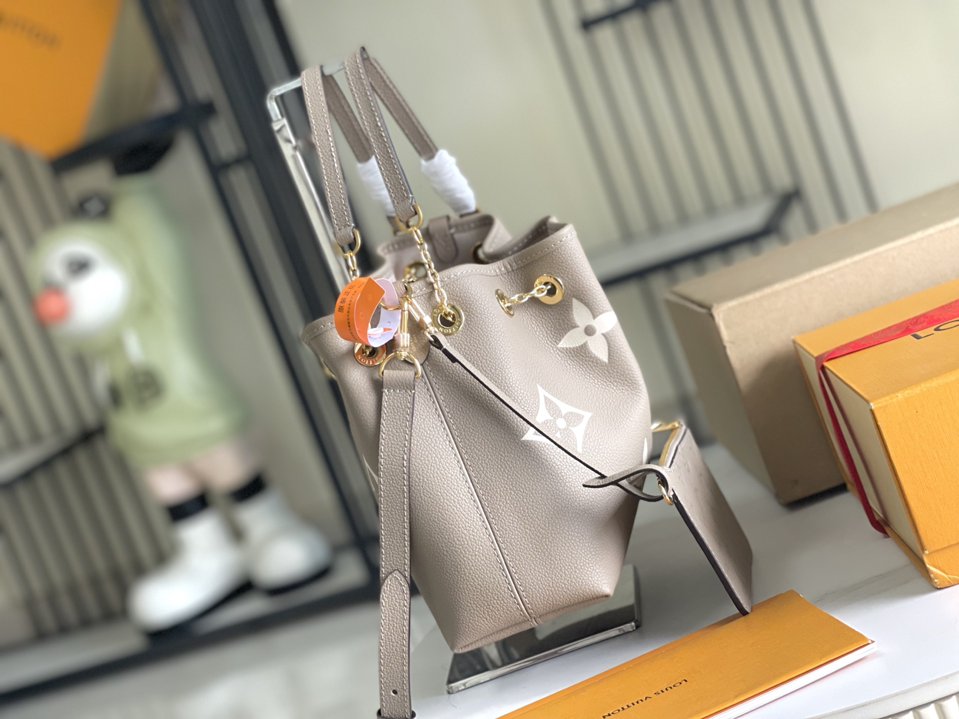 p1250。（163 芯片）特级配全套包装【特级原厂皮 全钢五金】M25453 大象灰皮料是意大利A级皮料是在于品质、五金、面料、手工、油边、A级出品、图片跟产品一致丶配全套包装.尺寸:28x20x11CM