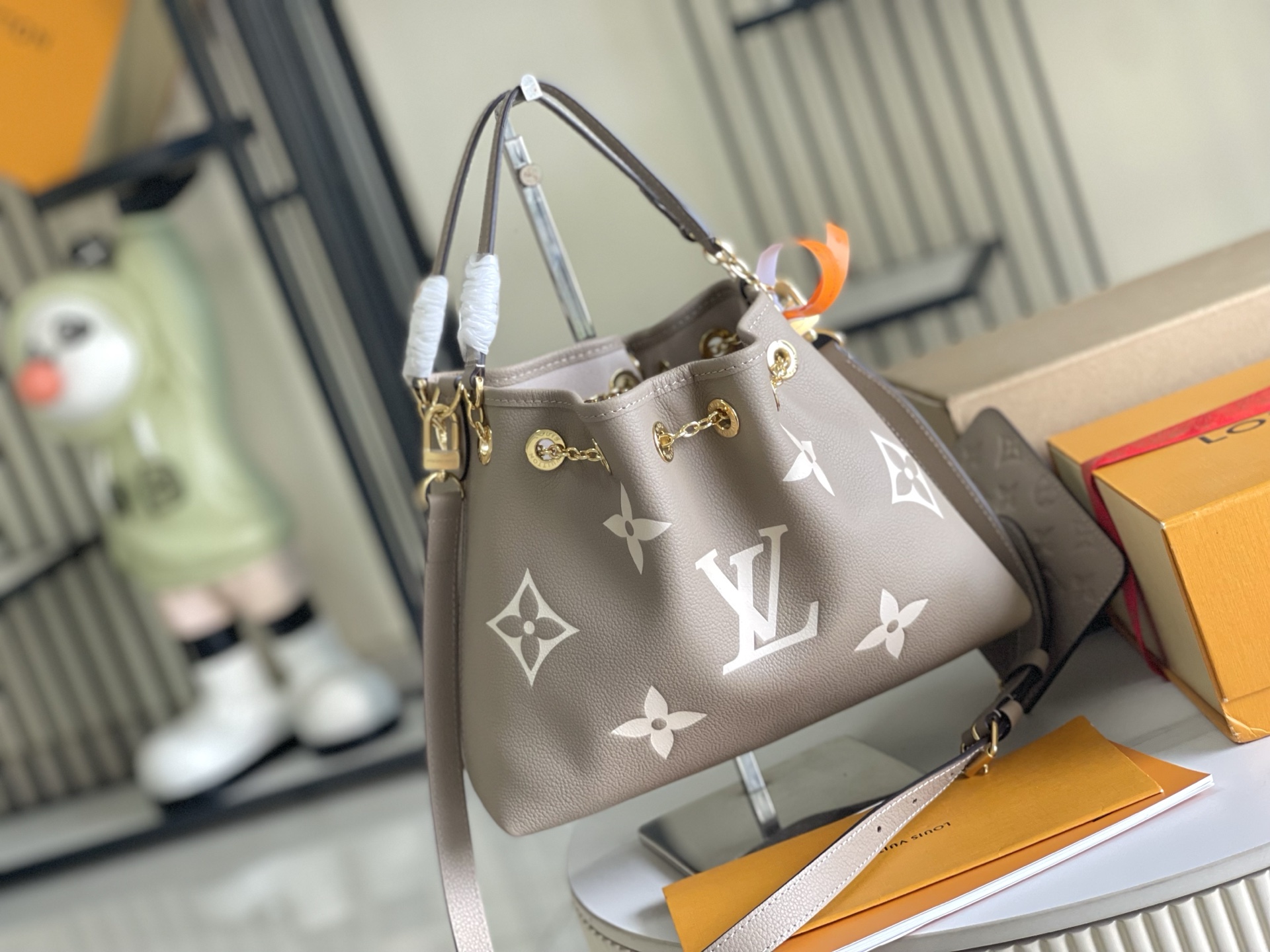 p1250。（163 芯片）特级配全套包装【特级原厂皮 全钢五金】M25453 大象灰皮料是意大利A级皮料是在于品质、五金、面料、手工、油边、A级出品、图片跟产品一致丶配全套包装.尺寸:28x20x11CM