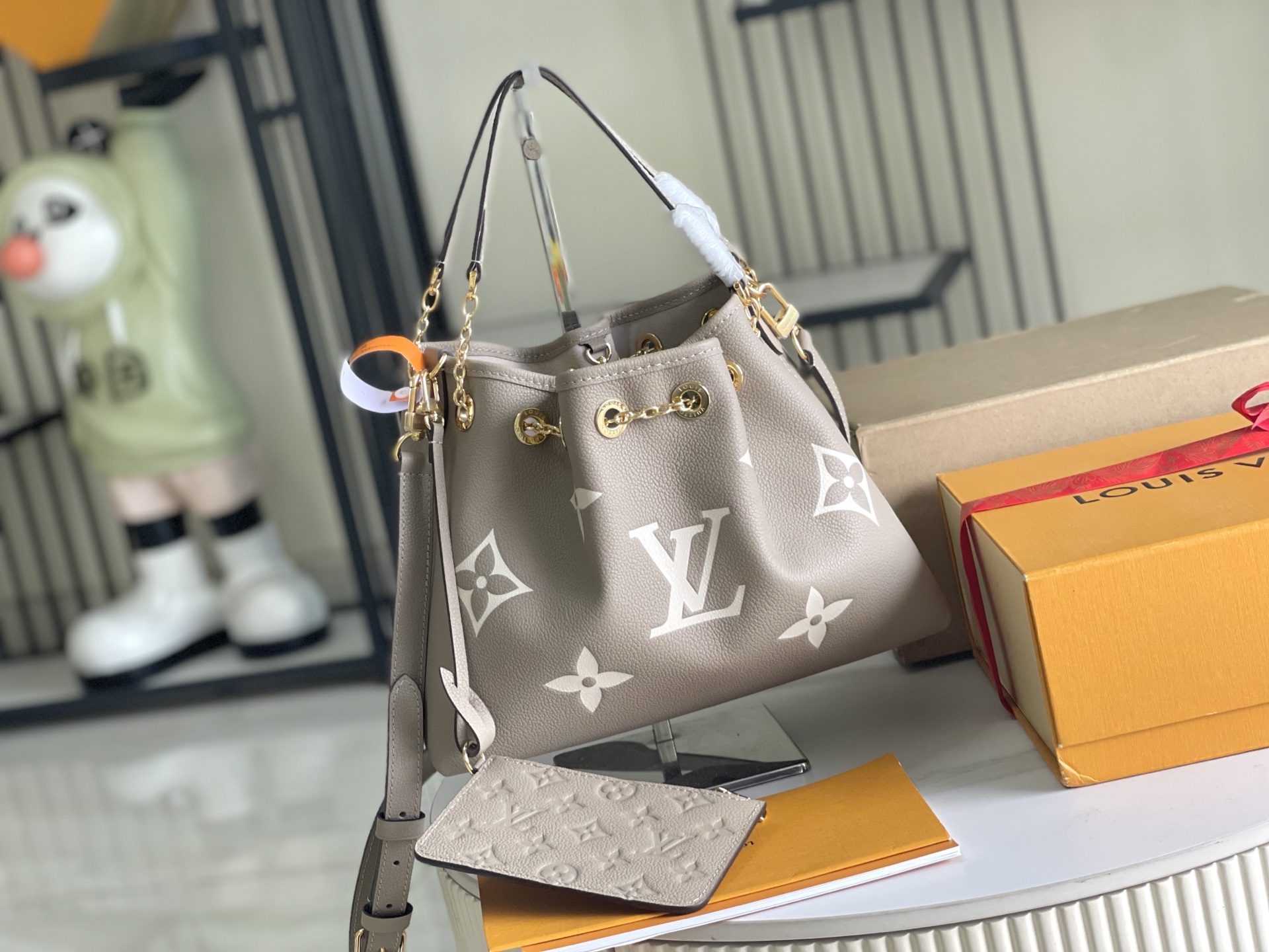 p1250。（163 芯片）特级配全套包装【特级原厂皮 全钢五金】M25453 大象灰皮料是意大利A级皮料是在于品质、五金、面料、手工、油边、A级出品、图片跟产品一致丶配全套包装.尺寸:28x20x11CM