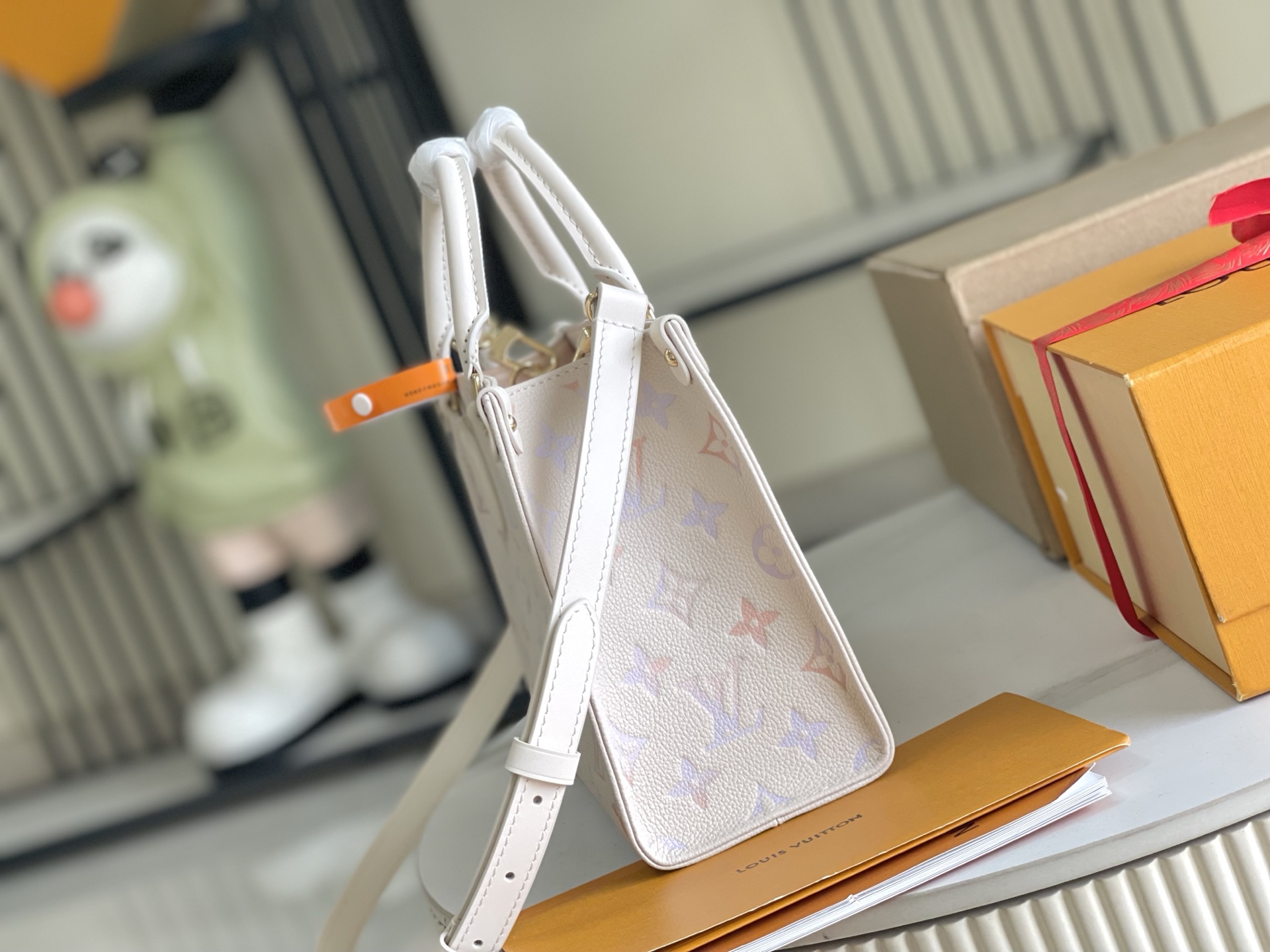 p1130。（163 芯片）特级配全套包装【特级全钢五金 原厂皮】M25770 皮料是意大利A级皮料是在于品质、五金、面料、手工、油边、A级出品、图片跟产品一致丶配全套包装.尺寸:25x19x11.5CM 