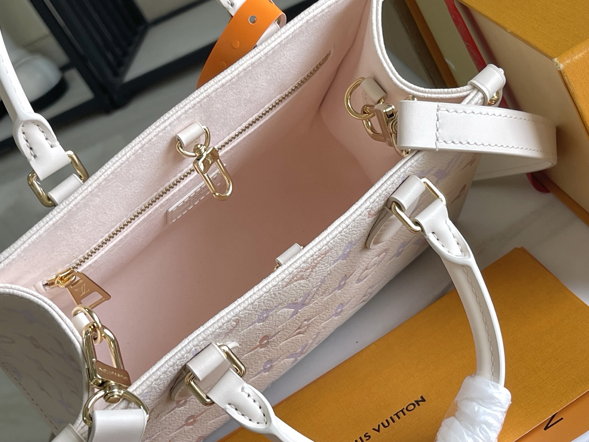 p1130。（163 芯片）特级配全套包装【特级全钢五金 原厂皮】M25770 皮料是意大利A级皮料是在于品质、五金、面料、手工、油边、A级出品、图片跟产品一致丶配全套包装.尺寸:25x19x11.5CM 