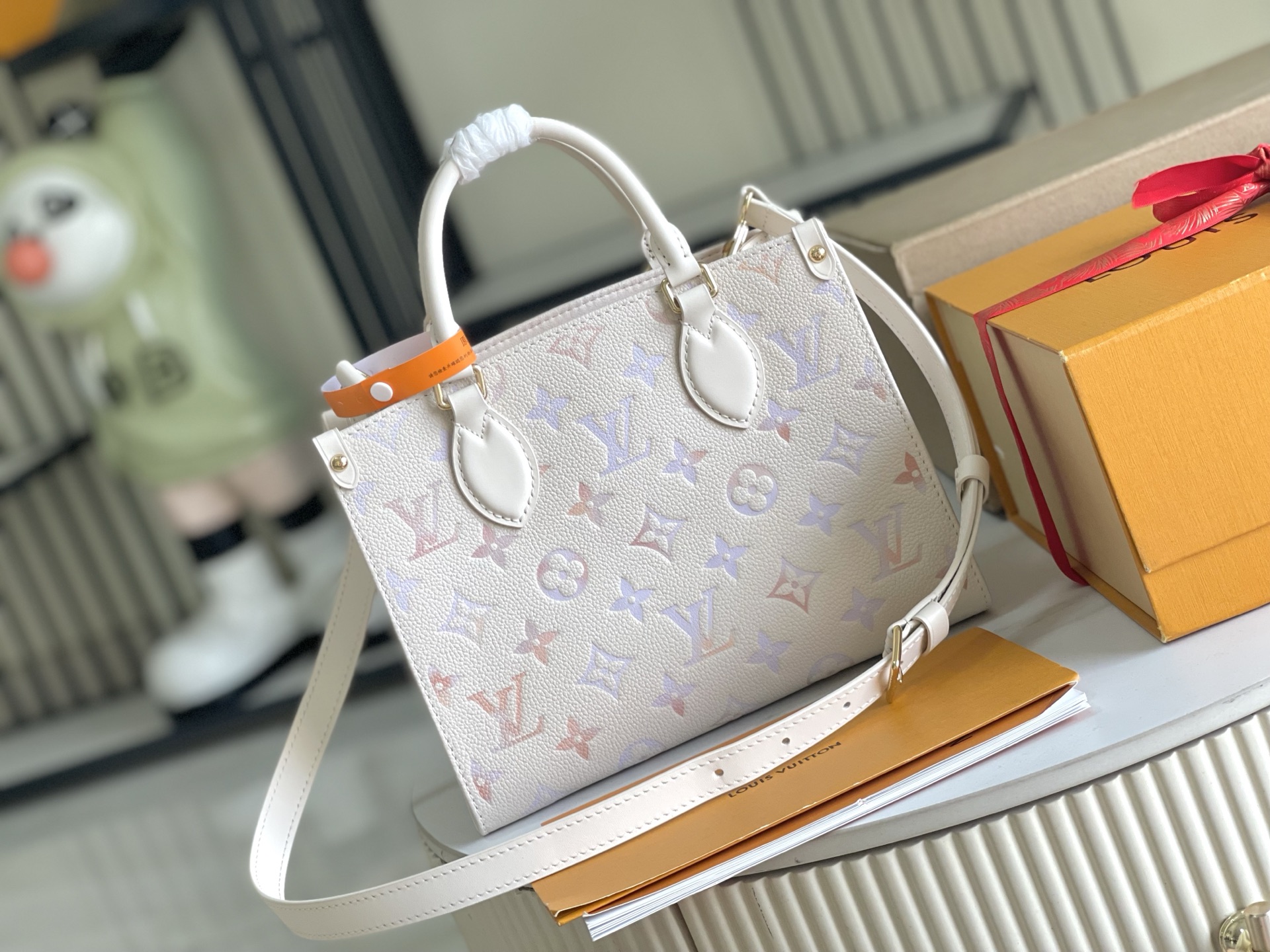 p1130。（163 芯片）特级配全套包装【特级全钢五金 原厂皮】M25770 皮料是意大利A级皮料是在于品质、五金、面料、手工、油边、A级出品、图片跟产品一致丶配全套包装.尺寸:25x19x11.5CM 