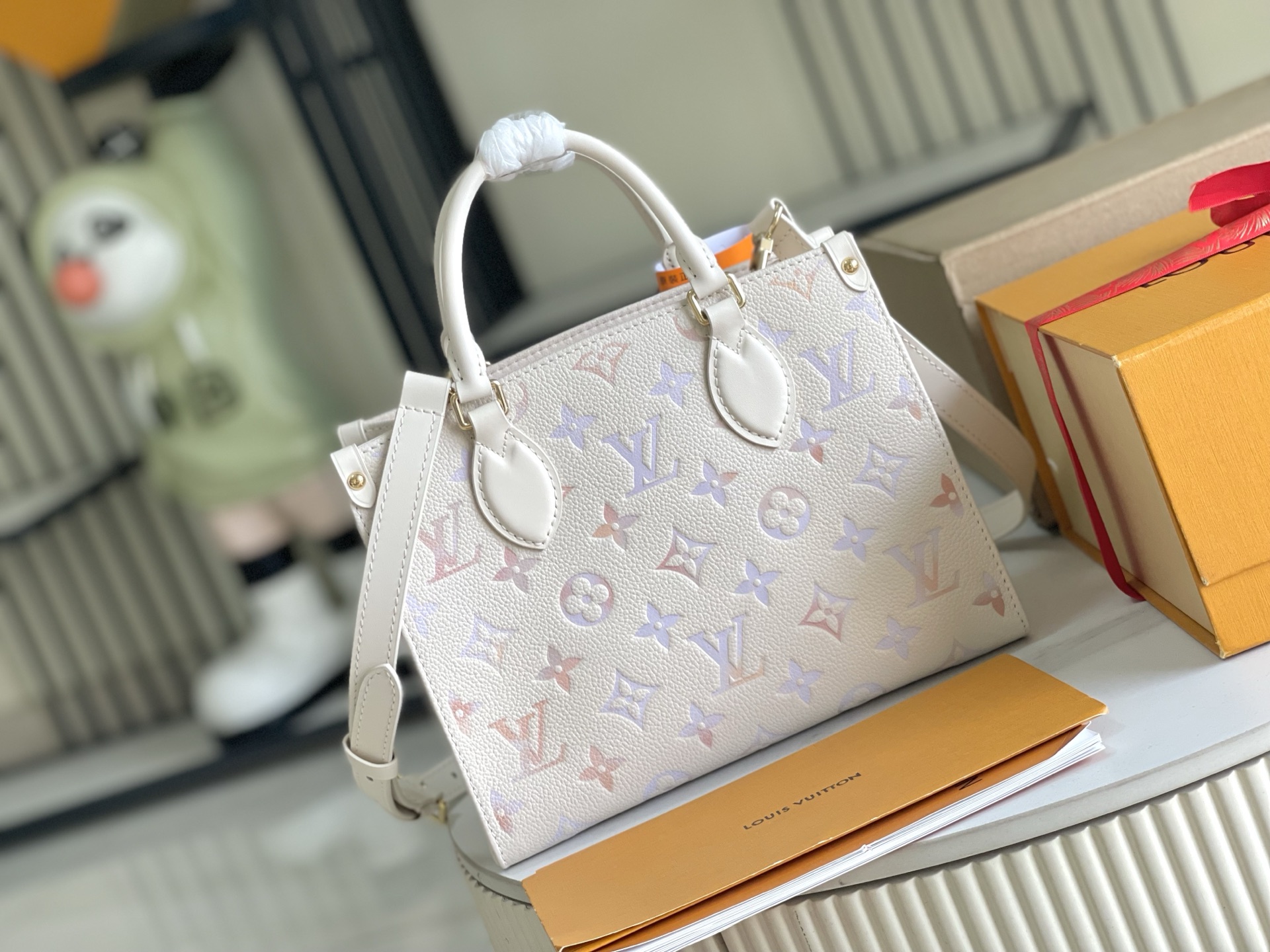 p1130。（163 芯片）特级配全套包装【特级全钢五金 原厂皮】M25770 皮料是意大利A级皮料是在于品质、五金、面料、手工、油边、A级出品、图片跟产品一致丶配全套包装.尺寸:25x19x11.5CM 