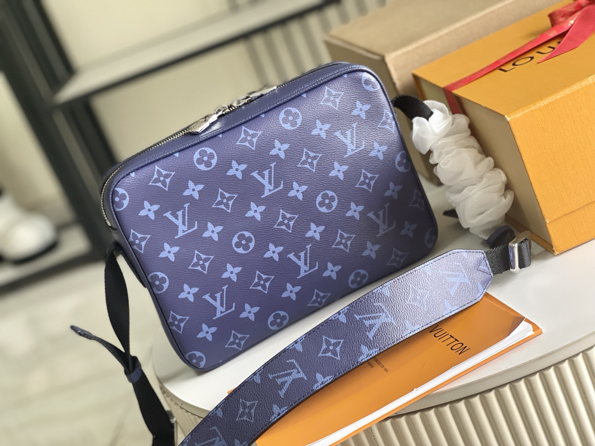 p920。（163 芯片）特级配全套包装【特级全钢五金 原厂皮】M30242 深蓝 皮料是意大利A级皮料是在于品质、五金、面料、手工、油边、A级出品、图片跟产品一致丶配全套包装.尺寸:29x20x10.5CM