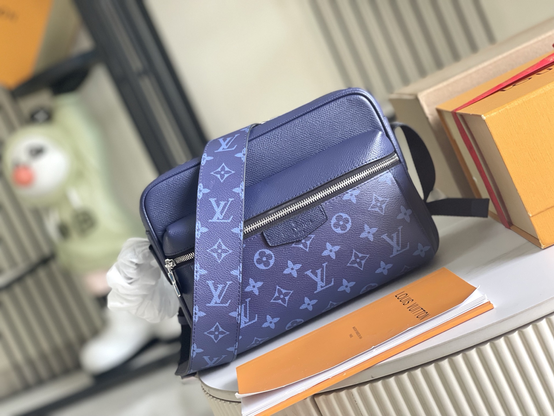 p920。（163 芯片）特级配全套包装【特级全钢五金 原厂皮】M30242 深蓝 皮料是意大利A级皮料是在于品质、五金、面料、手工、油边、A级出品、图片跟产品一致丶配全套包装.尺寸:29x20x10.5CM