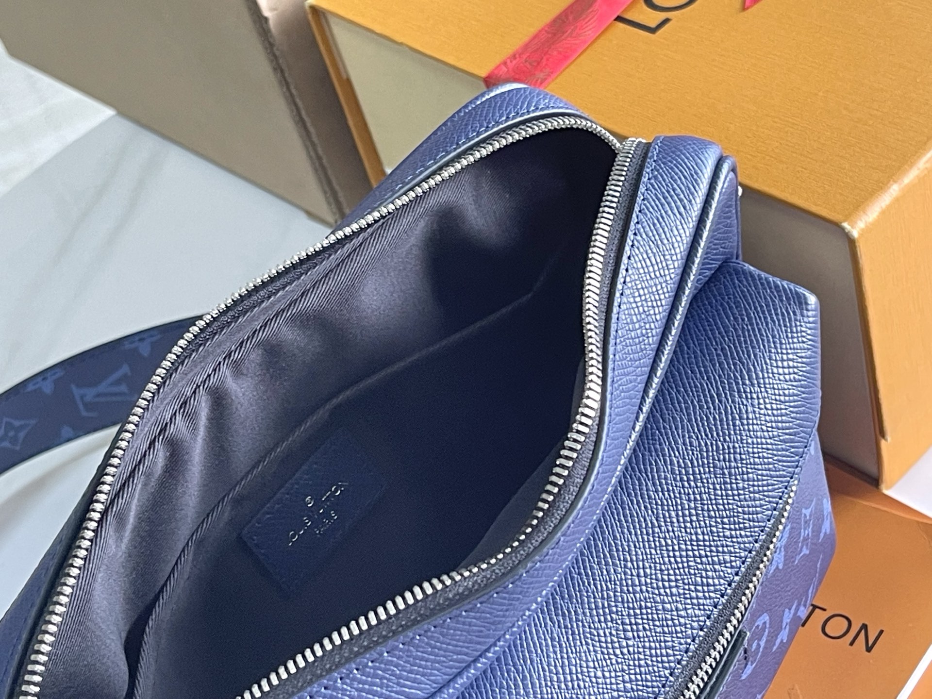 p920。（163 芯片）特级配全套包装【特级全钢五金 原厂皮】M30242 深蓝 皮料是意大利A级皮料是在于品质、五金、面料、手工、油边、A级出品、图片跟产品一致丶配全套包装.尺寸:29x20x10.5CM