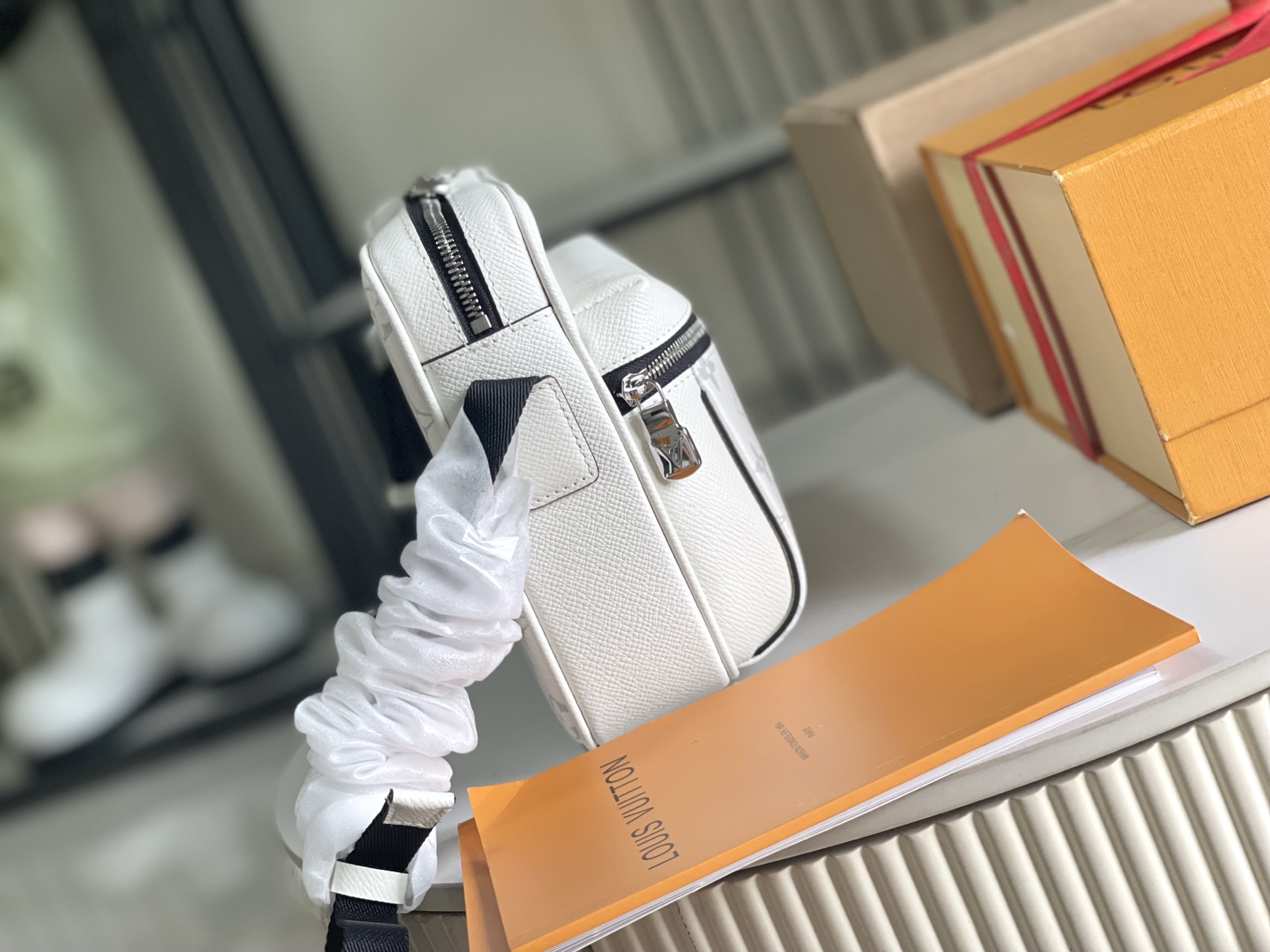 p920。（163 芯片）特级配全套包装【特级全钢五金 原厂皮】M30873 白色 皮料是意大利A级皮料是在于品质、五金、面料、手工、油边、A级出品、图片跟产品一致丶配全套包装.尺寸:29x20x10.5CM
