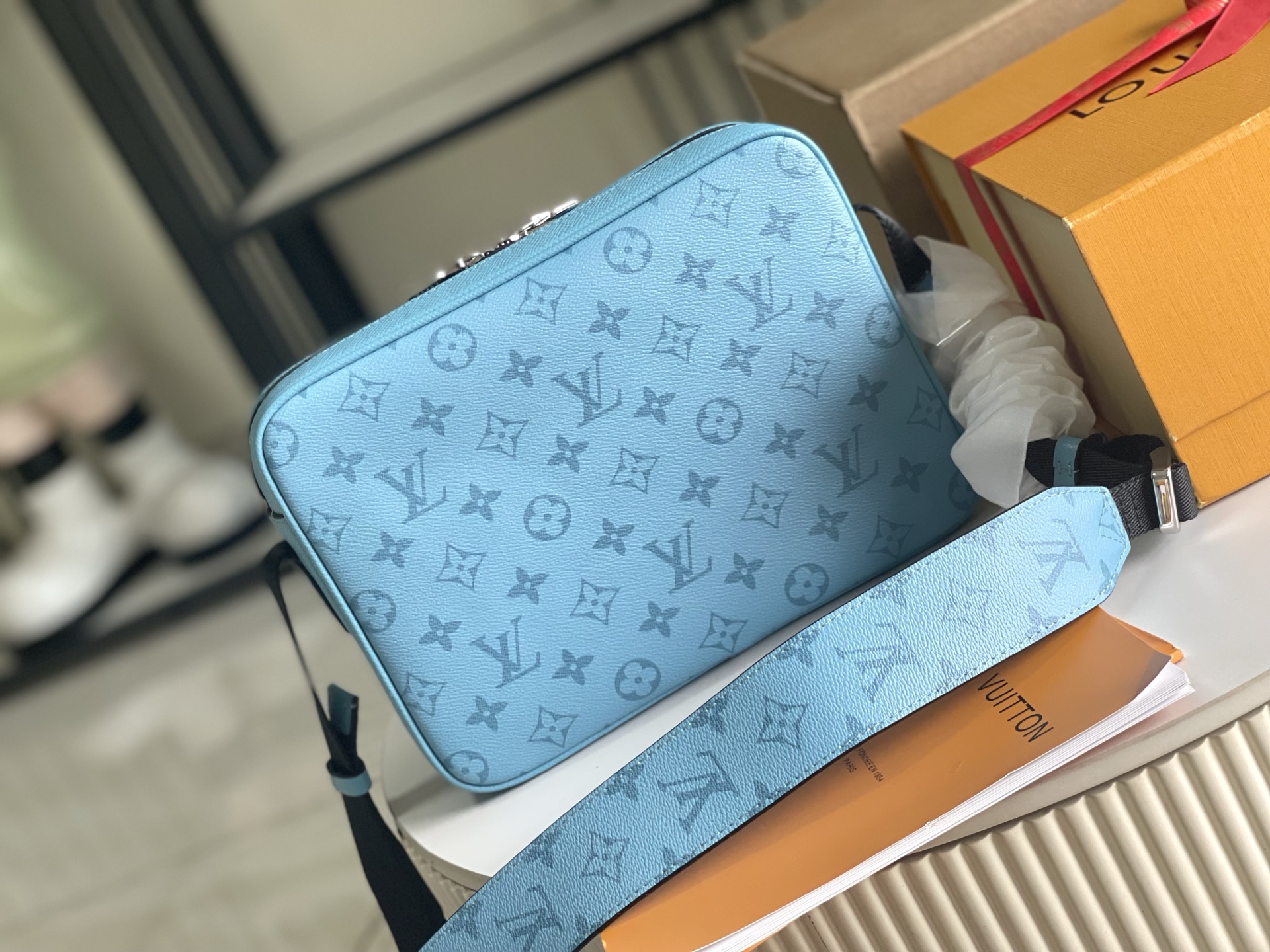 p920。（163 芯片）特级配全套包装【特级全钢五金 原厂皮】M30749 浅蓝色 皮料是意大利A级皮料是在于品质、五金、面料、手工、油边、A级出品、图片跟产品一致丶配全套包装.尺寸:29x20x10.5CM
