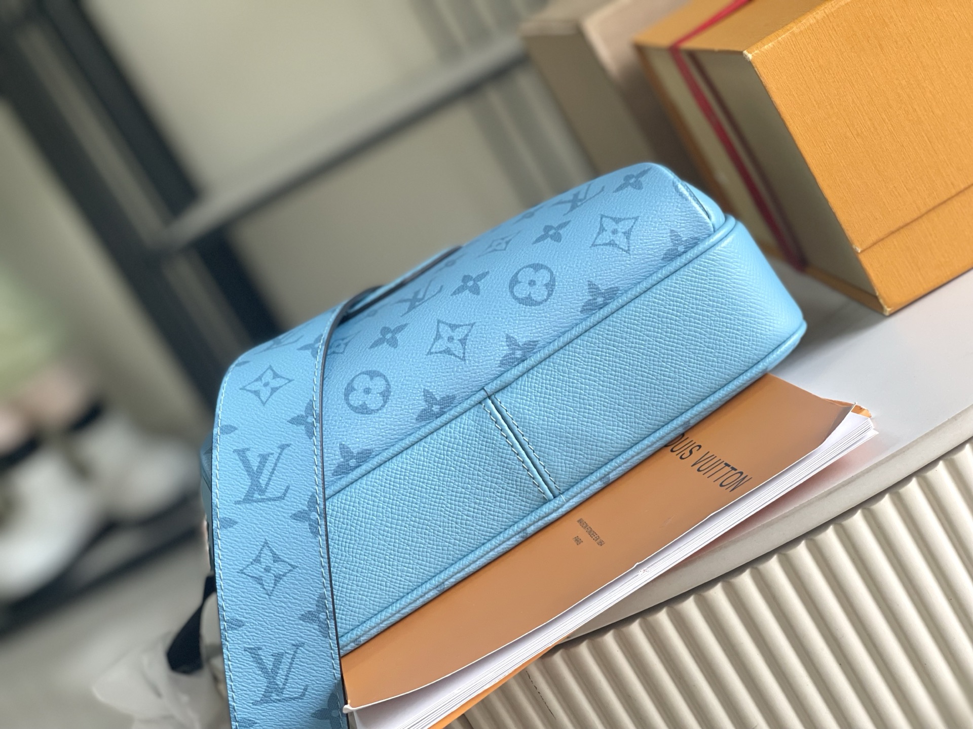 p920。（163 芯片）特级配全套包装【特级全钢五金 原厂皮】M30749 浅蓝色 皮料是意大利A级皮料是在于品质、五金、面料、手工、油边、A级出品、图片跟产品一致丶配全套包装.尺寸:29x20x10.5CM