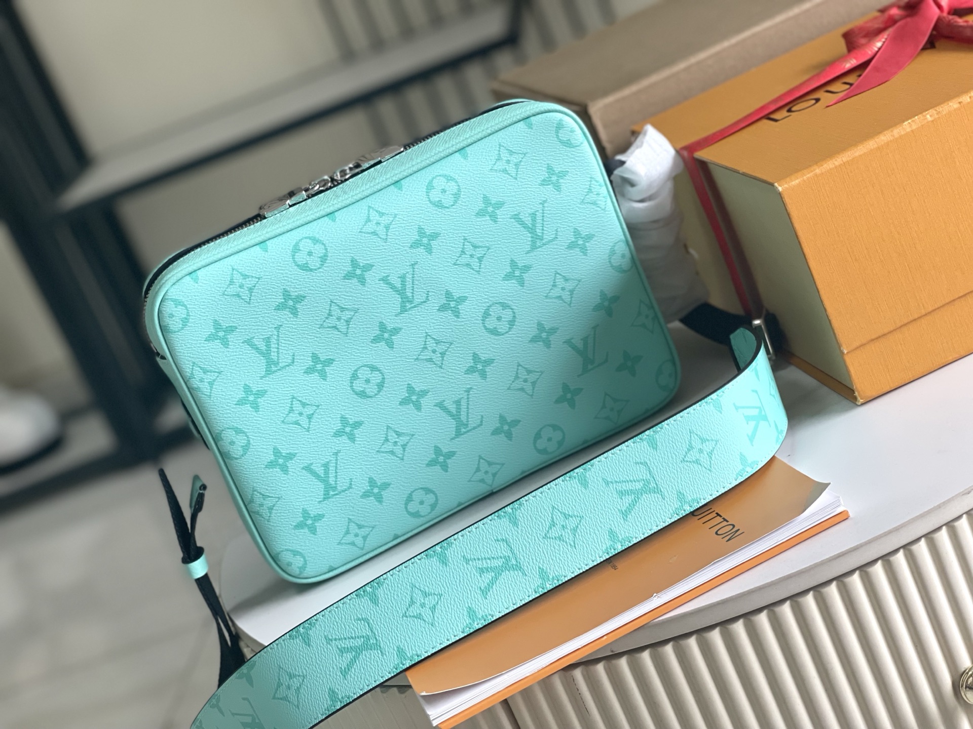 p920。（163 芯片）特级配全套包装【特级全钢五金 原厂皮】M30875 浅绿色 皮料是意大利A级皮料是在于品质、五金、面料、手工、油边、A级出品、图片跟产品一致丶配全套包装.尺寸:29x20x10.5CM