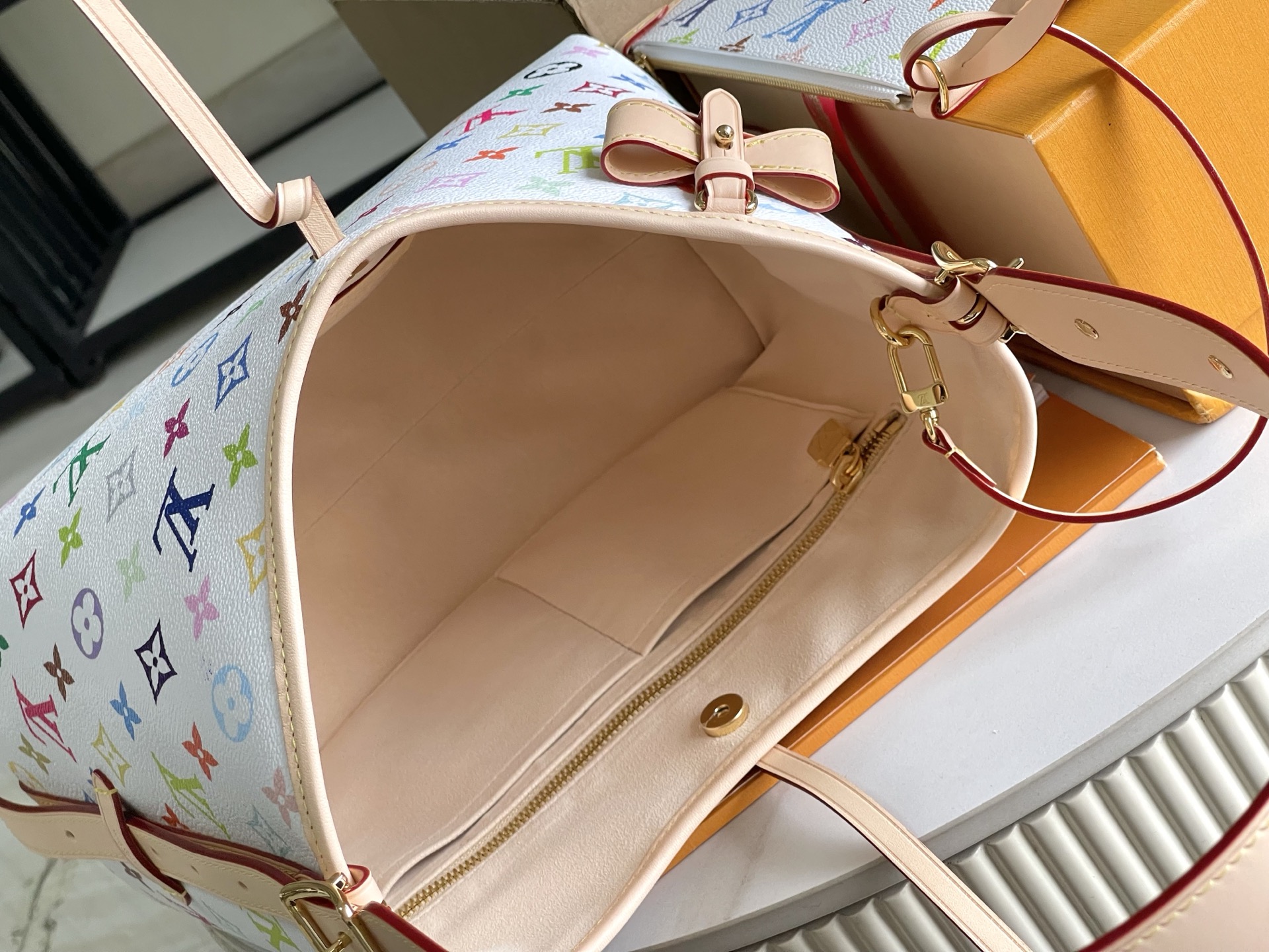 p1050。（163 芯片）特级配全套包装 特级全钢五金 原厂皮M13661 皮料是正品代工厂意大利A级皮料（特级正品）:所谓的特级正品．是在于品质、五金、面料、手工、油边、A级出品、拍摄图跟产品一致丶配图上的全套包装.尺寸:29x24x12CM