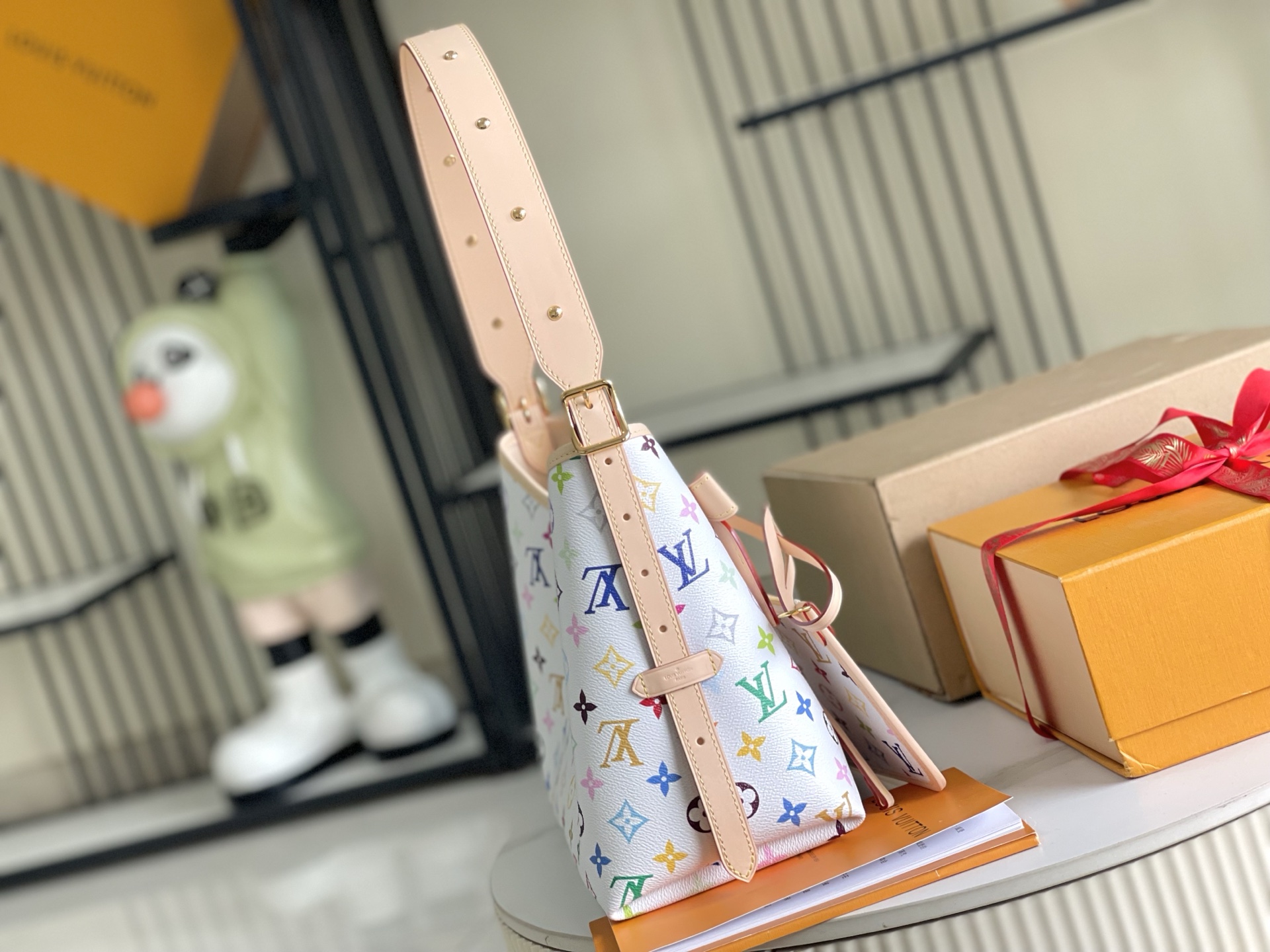 p1050。（163 芯片）特级配全套包装 特级全钢五金 原厂皮M13661 皮料是正品代工厂意大利A级皮料（特级正品）:所谓的特级正品．是在于品质、五金、面料、手工、油边、A级出品、拍摄图跟产品一致丶配图上的全套包装.尺寸:29x24x12CM