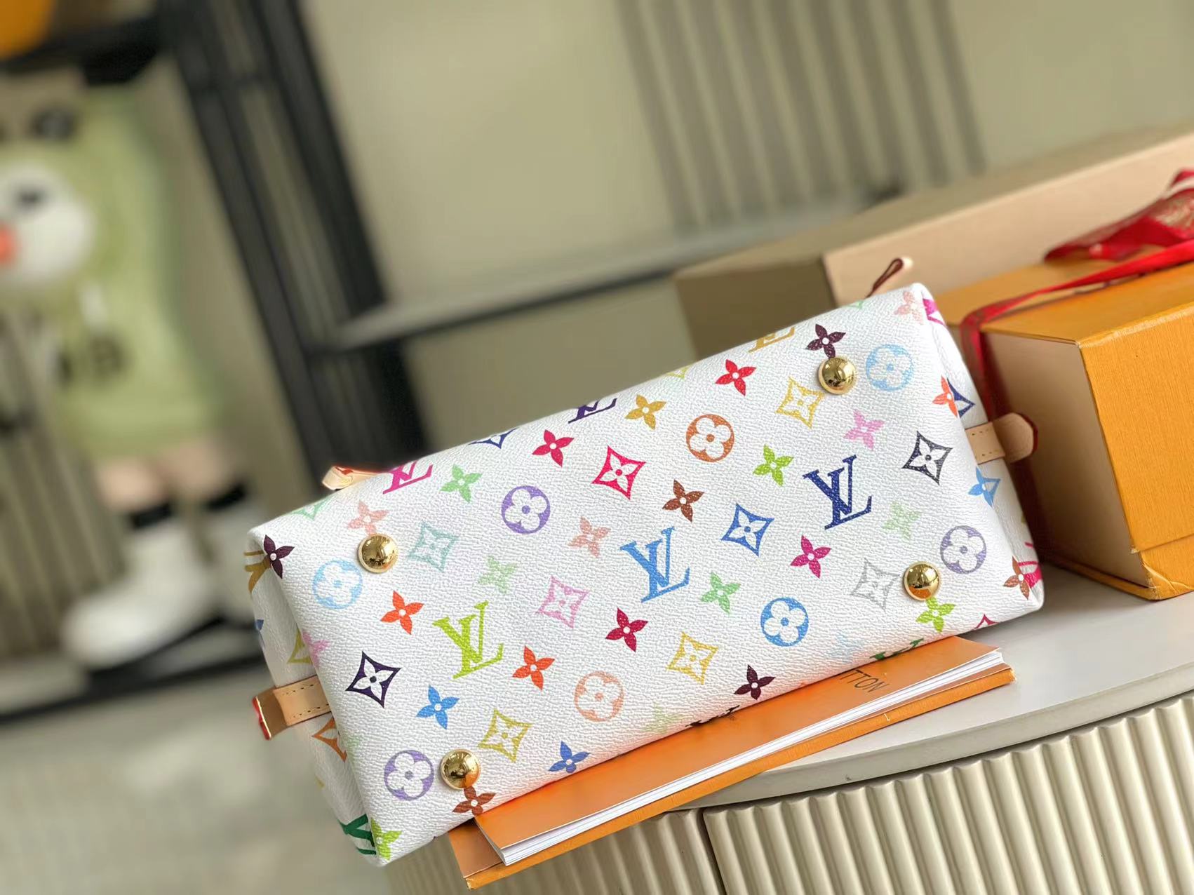 p1050。（163 芯片）特级配全套包装 特级全钢五金 原厂皮M13661 皮料是正品代工厂意大利A级皮料（特级正品）:所谓的特级正品．是在于品质、五金、面料、手工、油边、A级出品、拍摄图跟产品一致丶配图上的全套包装.尺寸:29x24x12CM