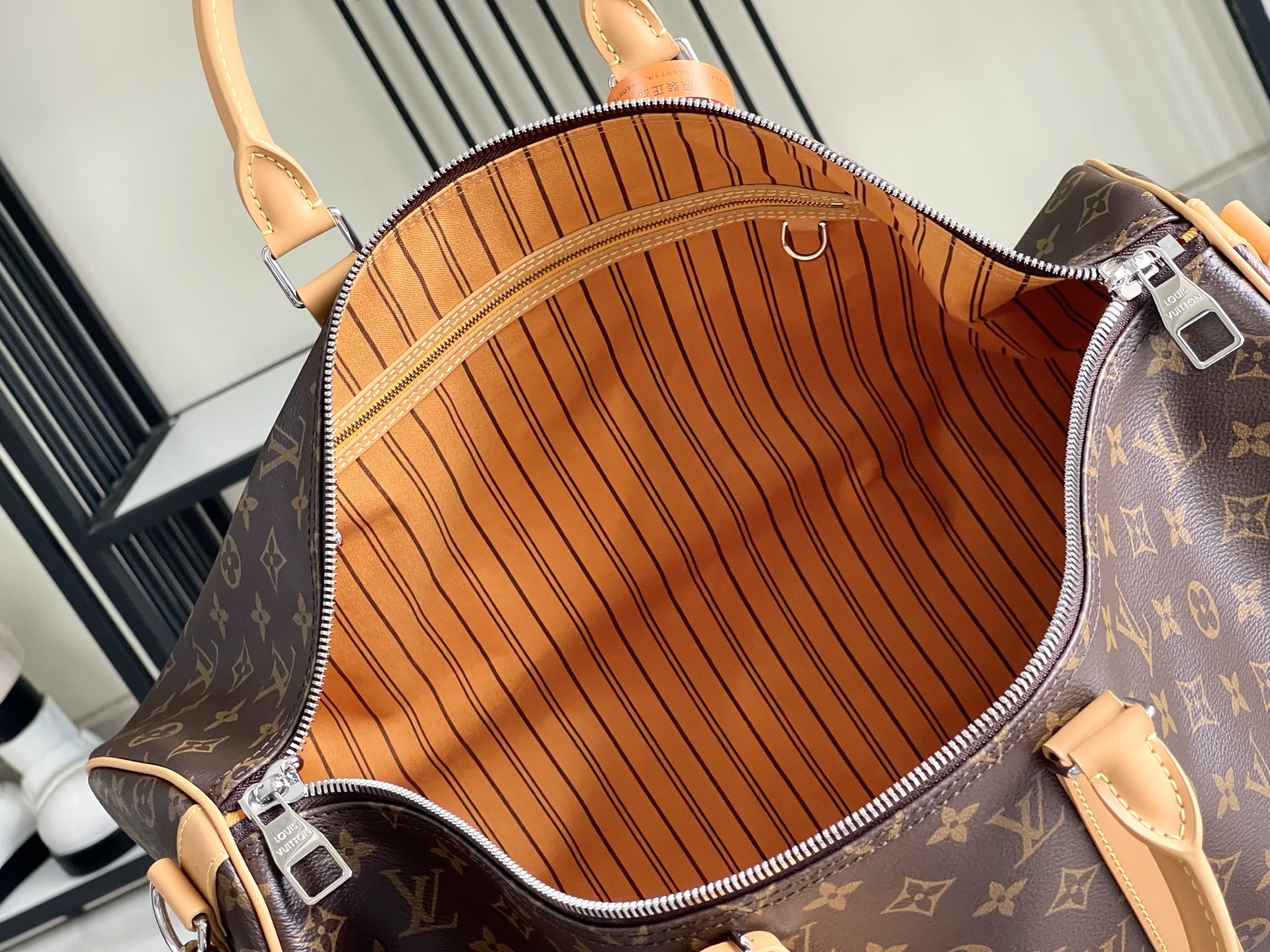 p1300。（163 芯片）特级配全套包装 【特级全钢五金 原厂皮】M12634 皮料是意大利A级皮料是在于品质、五金、面料、手工、油边、A级出品、图片跟产品一致丶配全套包装.尺寸:50x29x22CM 