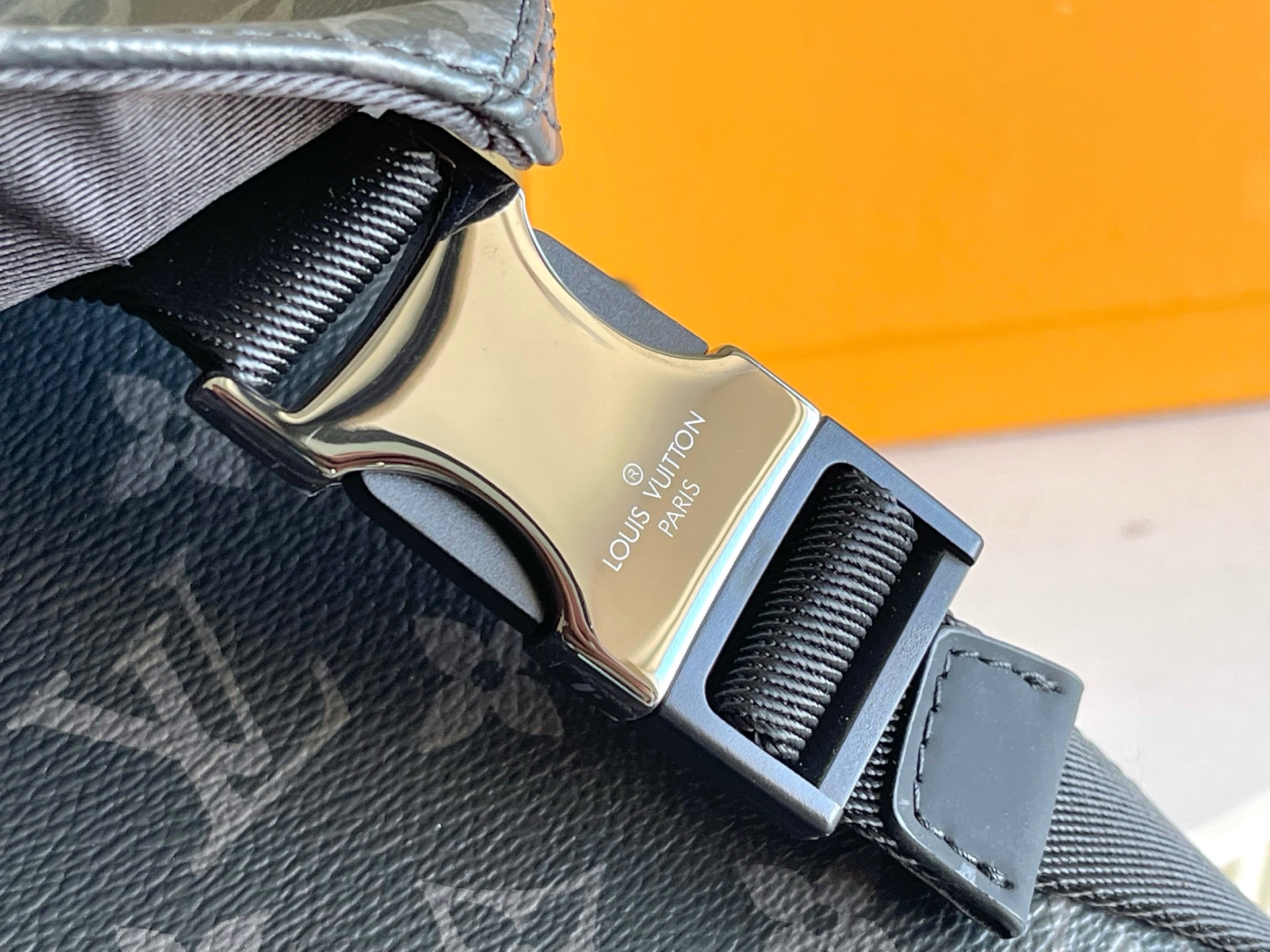 p950。（163 芯片）特级配全套包装（特级正品质量）M40511 特级加强版 皮料是正品代工厂意大利A级皮料:所谓的特级正品．是在于品质、五金、面料、手工、油边、A级出品、拍摄图跟产品一致丶配图上的全套包装.尺寸:33x22.5x11CM