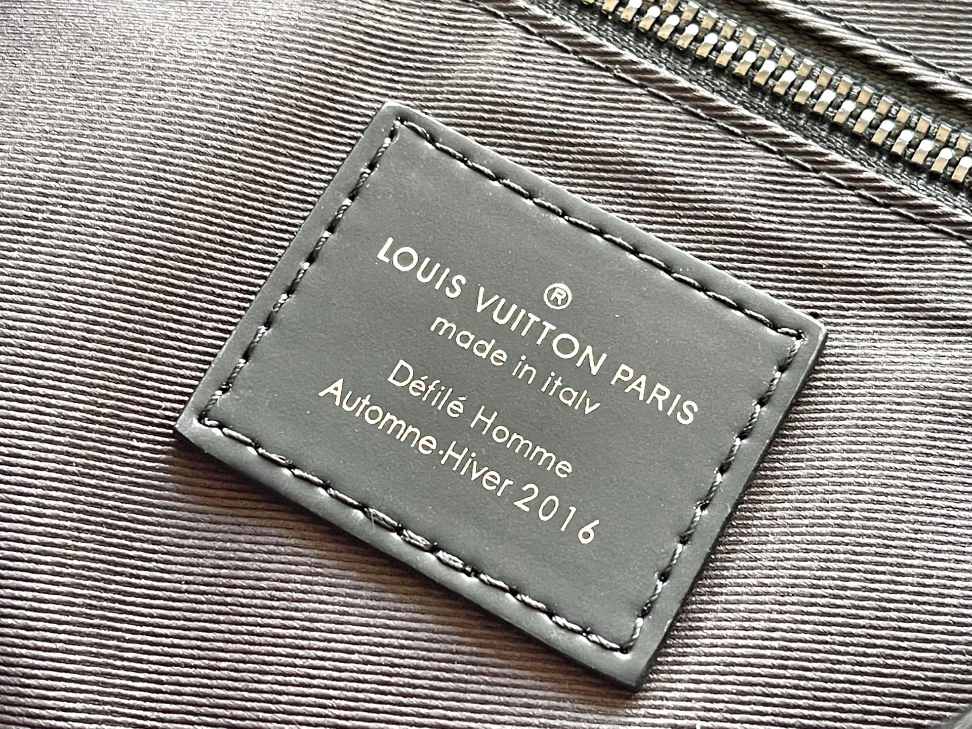 p950。（163 芯片）特级配全套包装（特级正品质量）M40511 特级加强版 皮料是正品代工厂意大利A级皮料:所谓的特级正品．是在于品质、五金、面料、手工、油边、A级出品、拍摄图跟产品一致丶配图上的全套包装.尺寸:33x22.5x11CM