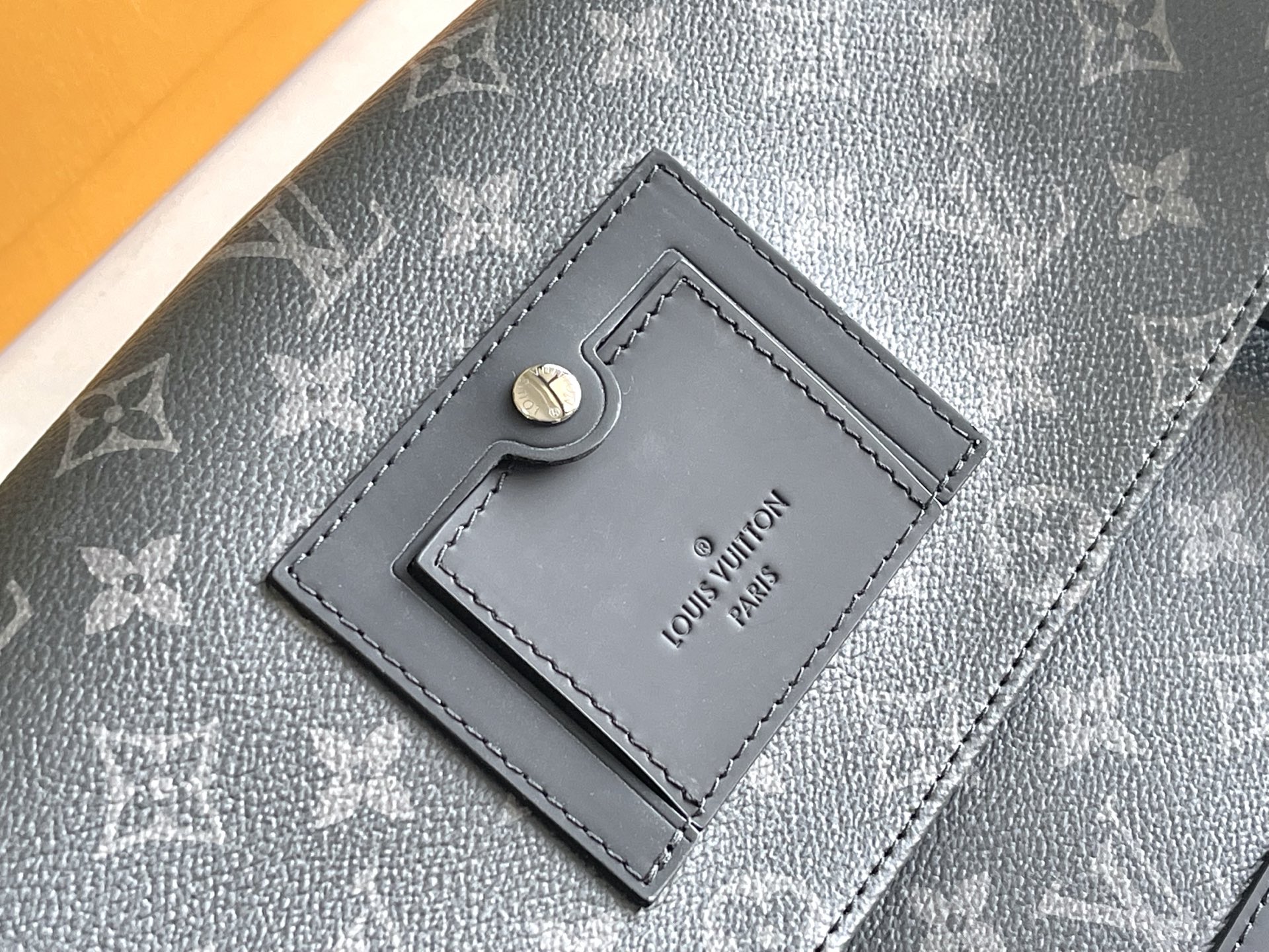 p950。（163 芯片）特级配全套包装（特级正品质量）M40511 特级加强版 皮料是正品代工厂意大利A级皮料:所谓的特级正品．是在于品质、五金、面料、手工、油边、A级出品、拍摄图跟产品一致丶配图上的全套包装.尺寸:33x22.5x11CM