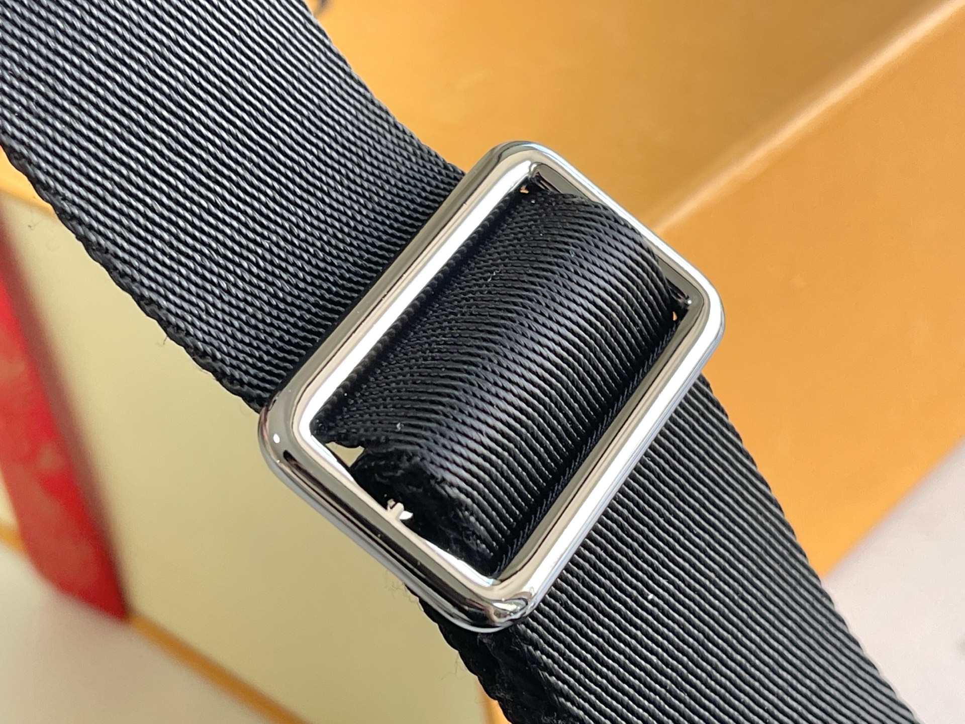 p950。（163 芯片）特级配全套包装（特级正品质量）M40511 特级加强版 皮料是正品代工厂意大利A级皮料:所谓的特级正品．是在于品质、五金、面料、手工、油边、A级出品、拍摄图跟产品一致丶配图上的全套包装.尺寸:33x22.5x11CM