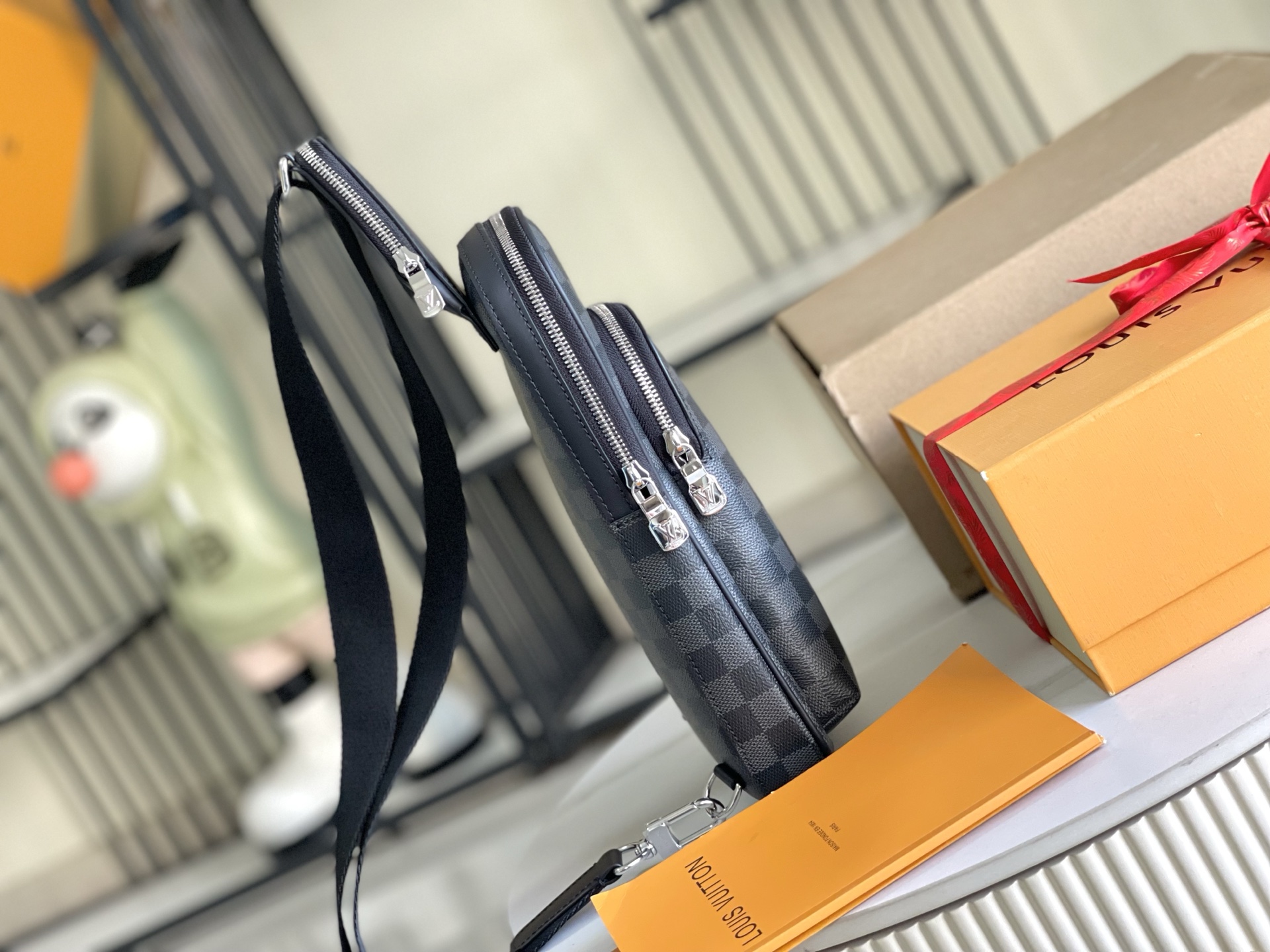 p820。（163 芯片）特级配全套包装（特级正品质量）M45302 特级加强版 皮料是正品代工厂意大利A级皮料:所谓的特级正品．是在于品质、五金、面料、手工、油边、A级出品、拍摄图跟产品一致丶配图上的全套包装.尺寸:20x31x7CM