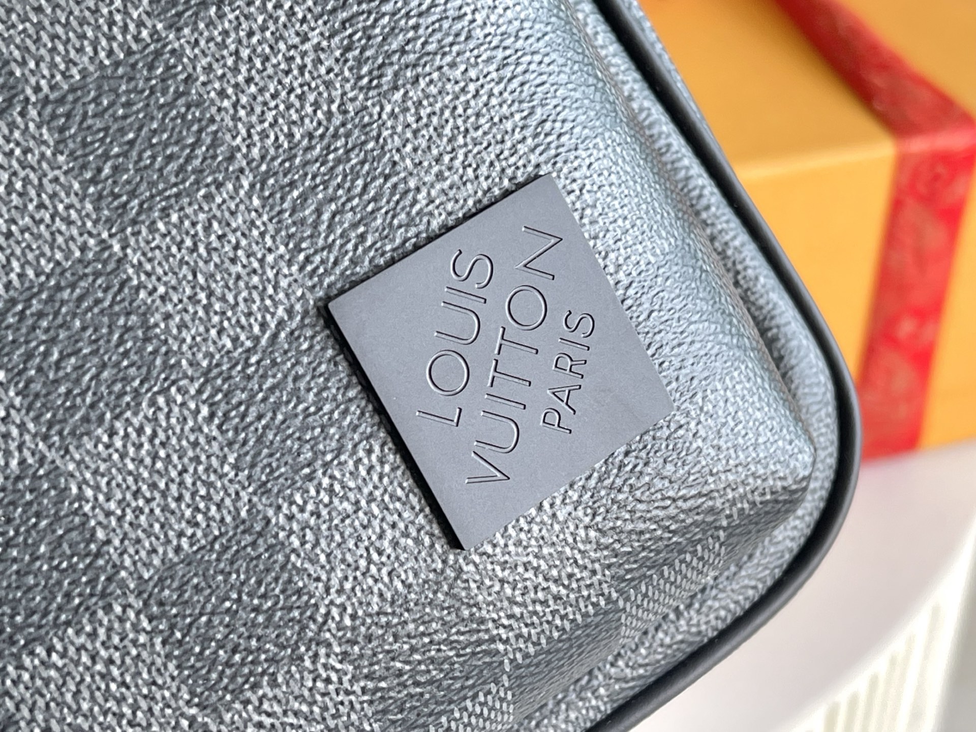 p820。（163 芯片）特级配全套包装（特级正品质量）M45302 特级加强版 皮料是正品代工厂意大利A级皮料:所谓的特级正品．是在于品质、五金、面料、手工、油边、A级出品、拍摄图跟产品一致丶配图上的全套包装.尺寸:20x31x7CM