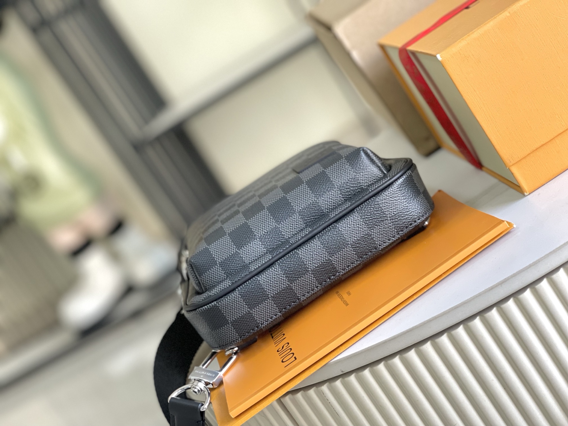 p820。（163 芯片）特级配全套包装（特级正品质量）M45302 特级加强版 皮料是正品代工厂意大利A级皮料:所谓的特级正品．是在于品质、五金、面料、手工、油边、A级出品、拍摄图跟产品一致丶配图上的全套包装.尺寸:20x31x7CM