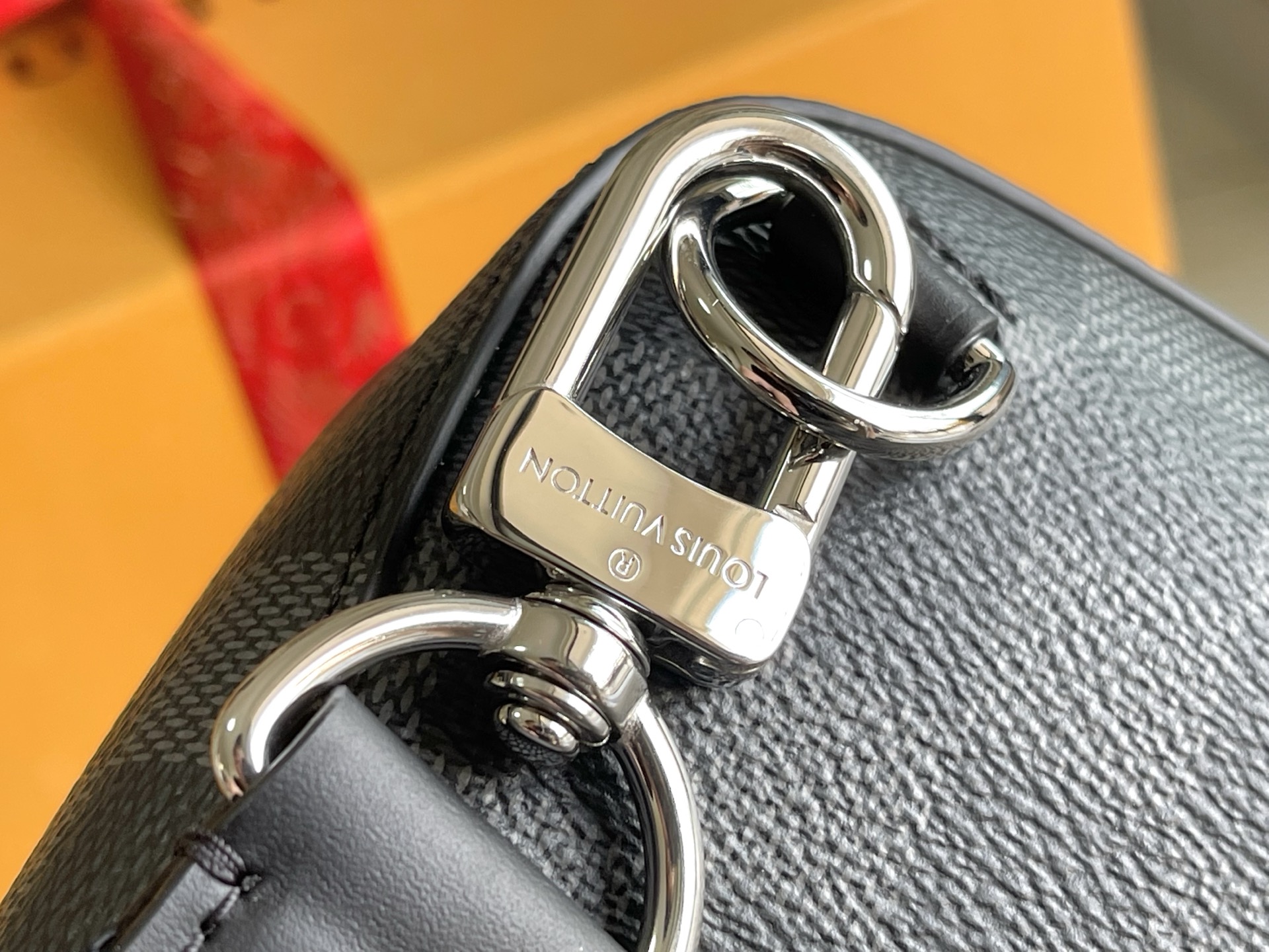 p820。（163 芯片）特级配全套包装（特级正品质量）M45302 特级加强版 皮料是正品代工厂意大利A级皮料:所谓的特级正品．是在于品质、五金、面料、手工、油边、A级出品、拍摄图跟产品一致丶配图上的全套包装.尺寸:20x31x7CM