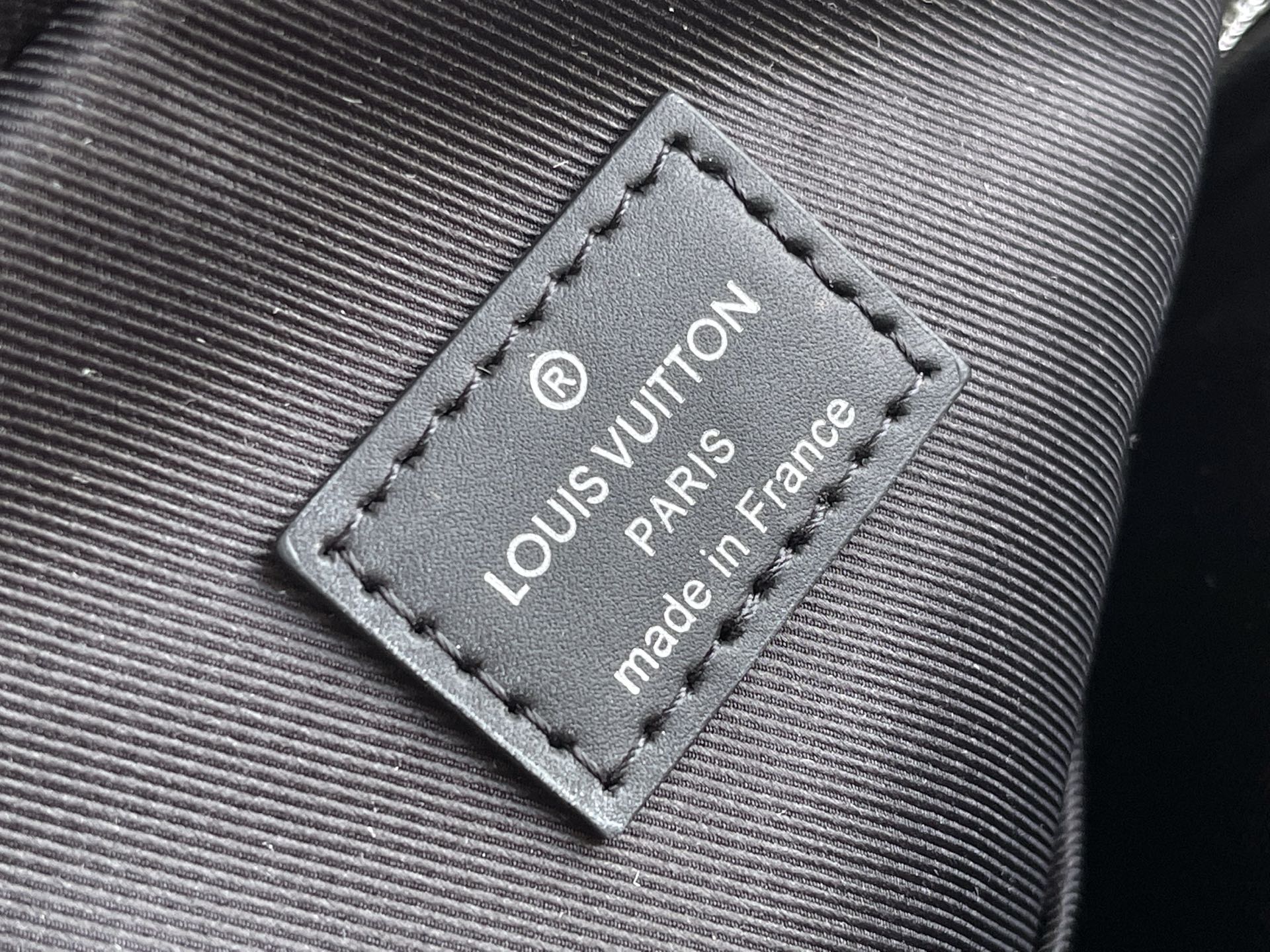 p820。（163 芯片）特级配全套包装（特级正品质量）M45302 特级加强版 皮料是正品代工厂意大利A级皮料:所谓的特级正品．是在于品质、五金、面料、手工、油边、A级出品、拍摄图跟产品一致丶配图上的全套包装.尺寸:20x31x7CM