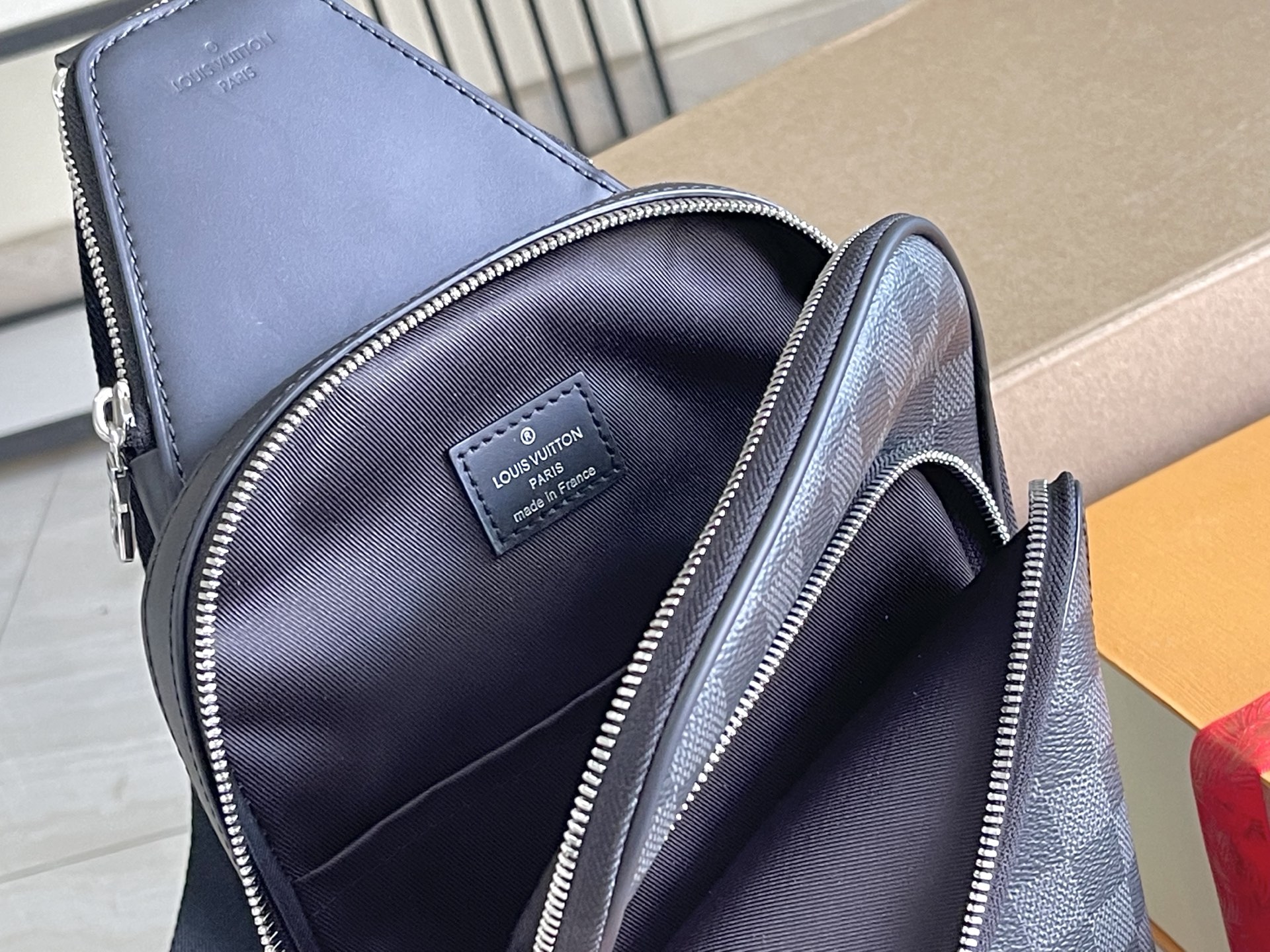 p820。（163 芯片）特级配全套包装（特级正品质量）M45302 特级加强版 皮料是正品代工厂意大利A级皮料:所谓的特级正品．是在于品质、五金、面料、手工、油边、A级出品、拍摄图跟产品一致丶配图上的全套包装.尺寸:20x31x7CM