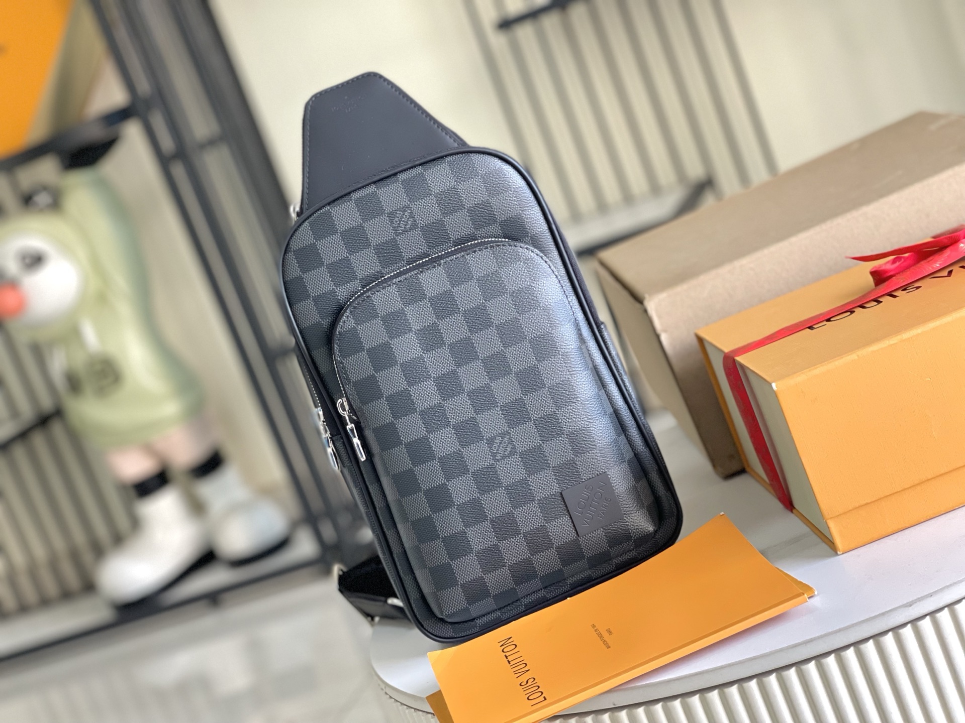 p820。（163 芯片）特级配全套包装（特级正品质量）M45302 特级加强版 皮料是正品代工厂意大利A级皮料:所谓的特级正品．是在于品质、五金、面料、手工、油边、A级出品、拍摄图跟产品一致丶配图上的全套包装.尺寸:20x31x7CM