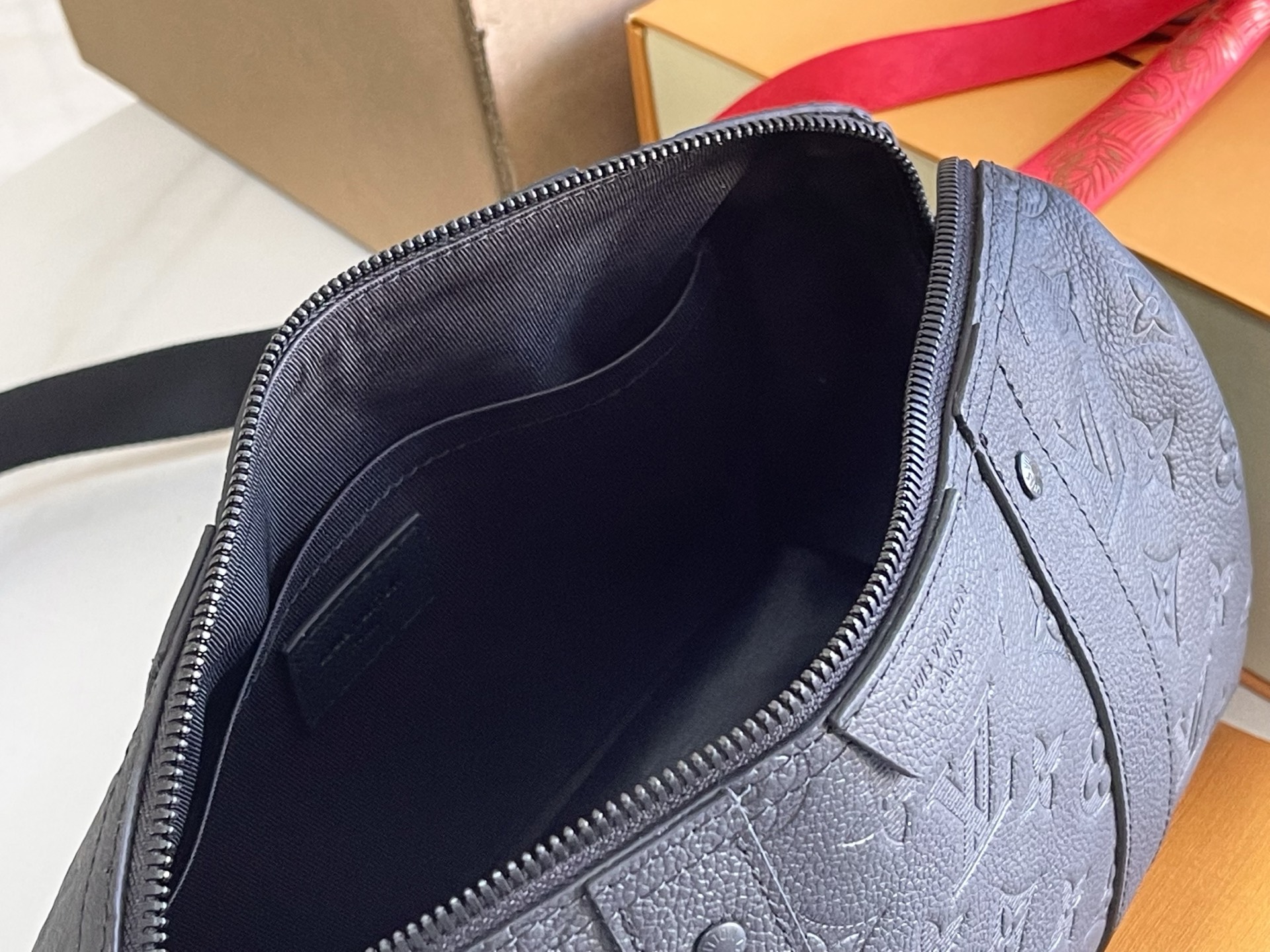 p1200。（163 芯片）特级配全套包装【特级全钢五金 原厂皮】M26750 皮料是意大利A级皮料是在于品质、五金、面料、手工、油边、A级出品、图片跟产品一致丶配全套包装.尺寸:27.5x16.5x15CM