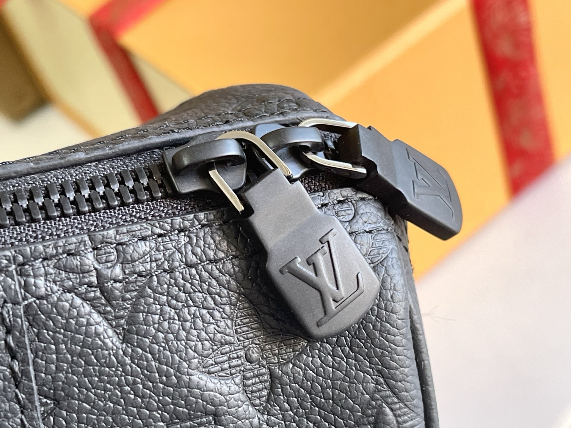 p1200。（163 芯片）特级配全套包装【特级全钢五金 原厂皮】M26750 皮料是意大利A级皮料是在于品质、五金、面料、手工、油边、A级出品、图片跟产品一致丶配全套包装.尺寸:27.5x16.5x15CM