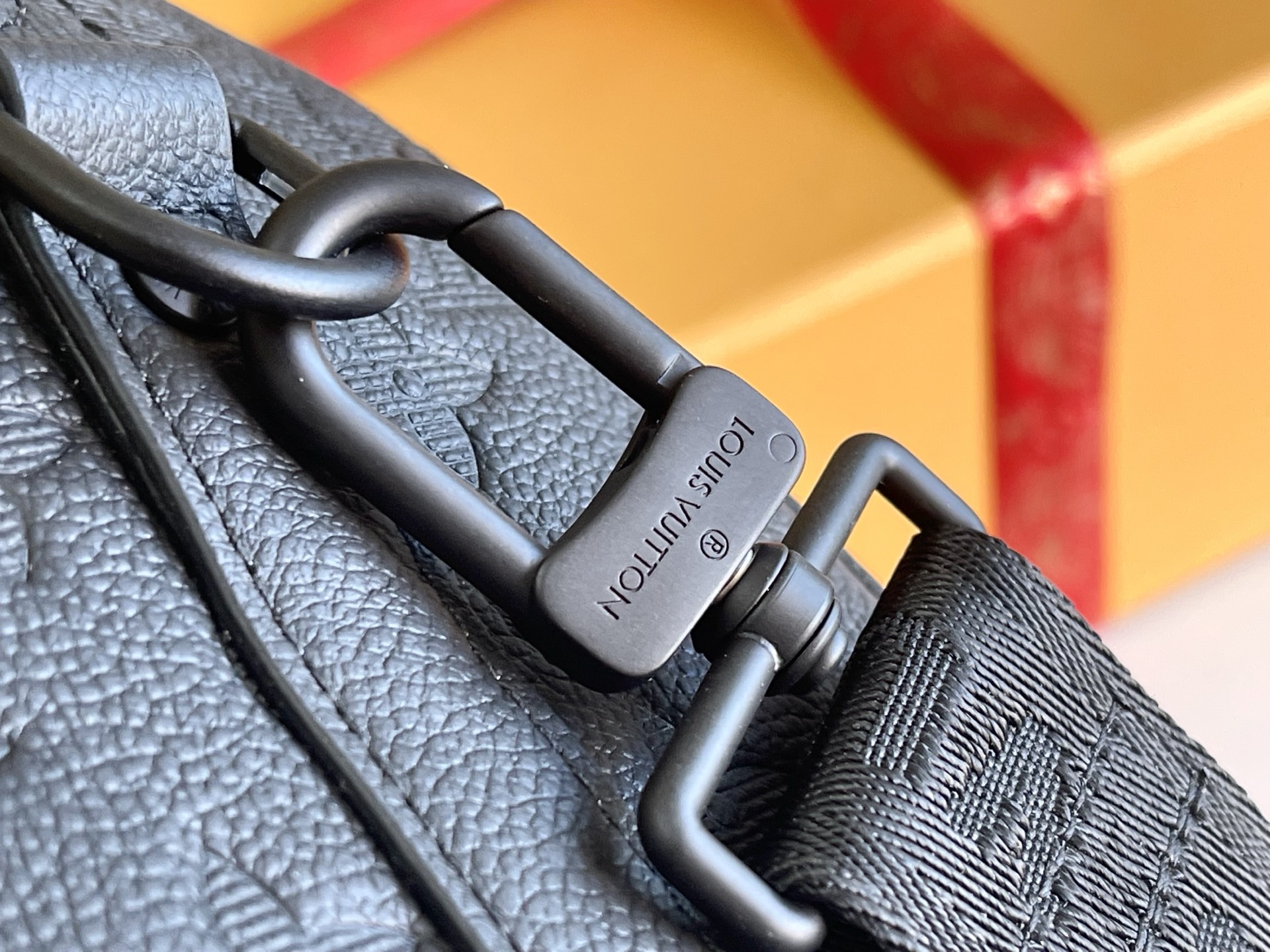 p1200。（163 芯片）特级配全套包装【特级全钢五金 原厂皮】M26750 皮料是意大利A级皮料是在于品质、五金、面料、手工、油边、A级出品、图片跟产品一致丶配全套包装.尺寸:27.5x16.5x15CM