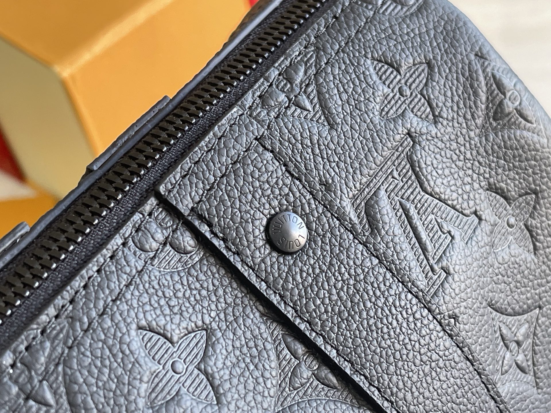 p1200。（163 芯片）特级配全套包装【特级全钢五金 原厂皮】M26750 皮料是意大利A级皮料是在于品质、五金、面料、手工、油边、A级出品、图片跟产品一致丶配全套包装.尺寸:27.5x16.5x15CM