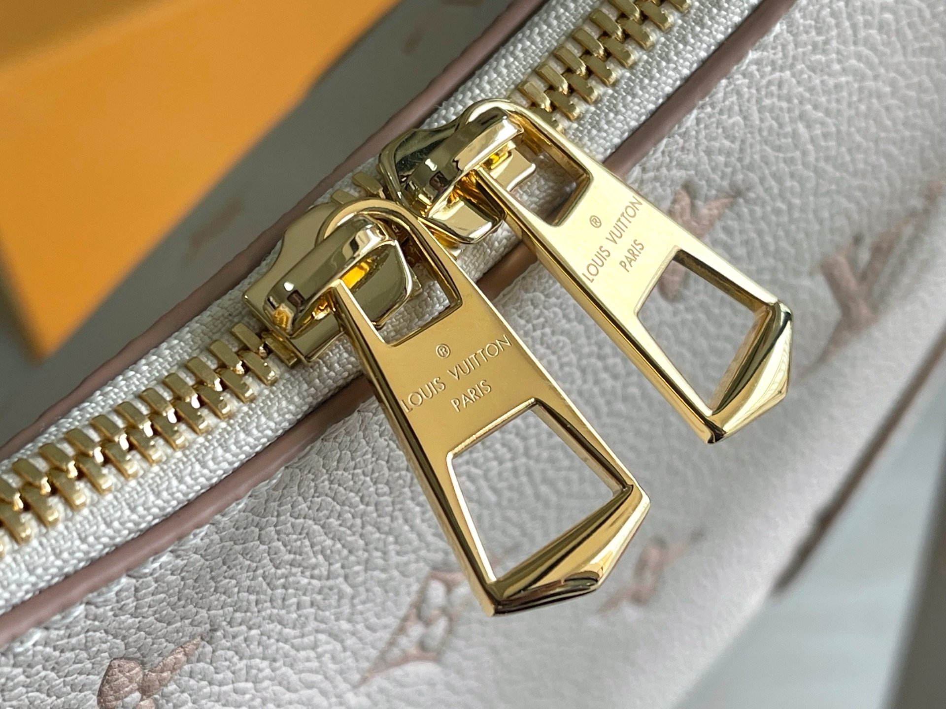 p1080。（163 芯片）特级配全套包装【特级全钢五金 原厂皮】M14634 皮料是意大利A级皮料是在于品质、五金、面料、手工、油边、A级出品、图片跟产品一致丶配全套包装.尺寸:29x16x9.5CM 