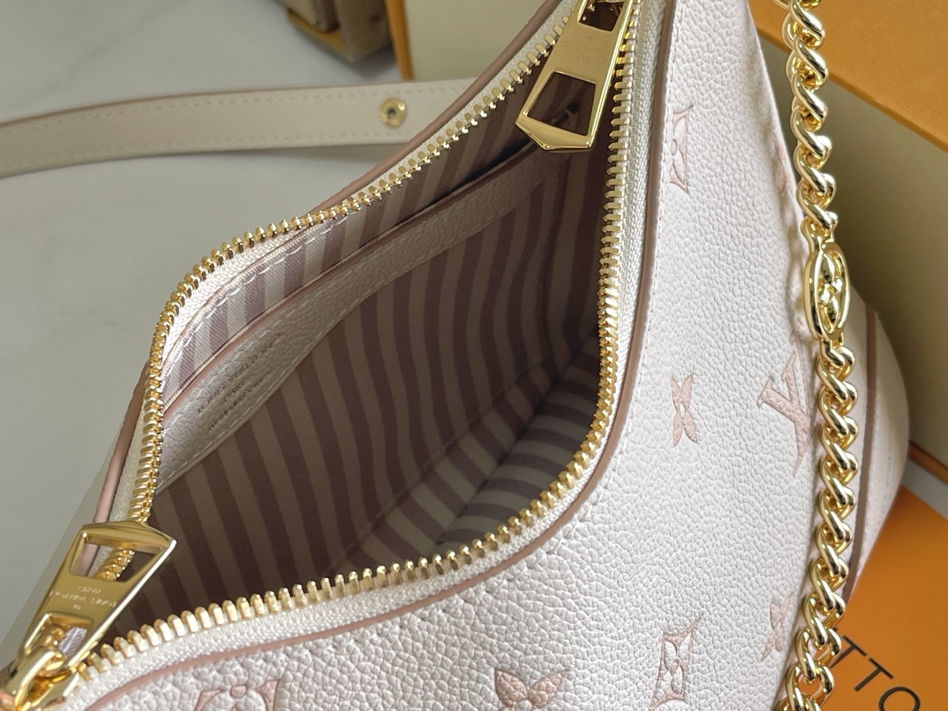 p1080。（163 芯片）特级配全套包装【特级全钢五金 原厂皮】M14634 皮料是意大利A级皮料是在于品质、五金、面料、手工、油边、A级出品、图片跟产品一致丶配全套包装.尺寸:29x16x9.5CM 