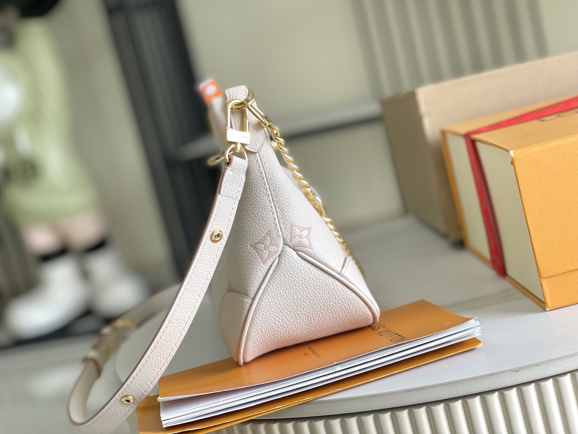 p1080。（163 芯片）特级配全套包装【特级全钢五金 原厂皮】M14634 皮料是意大利A级皮料是在于品质、五金、面料、手工、油边、A级出品、图片跟产品一致丶配全套包装.尺寸:29x16x9.5CM 