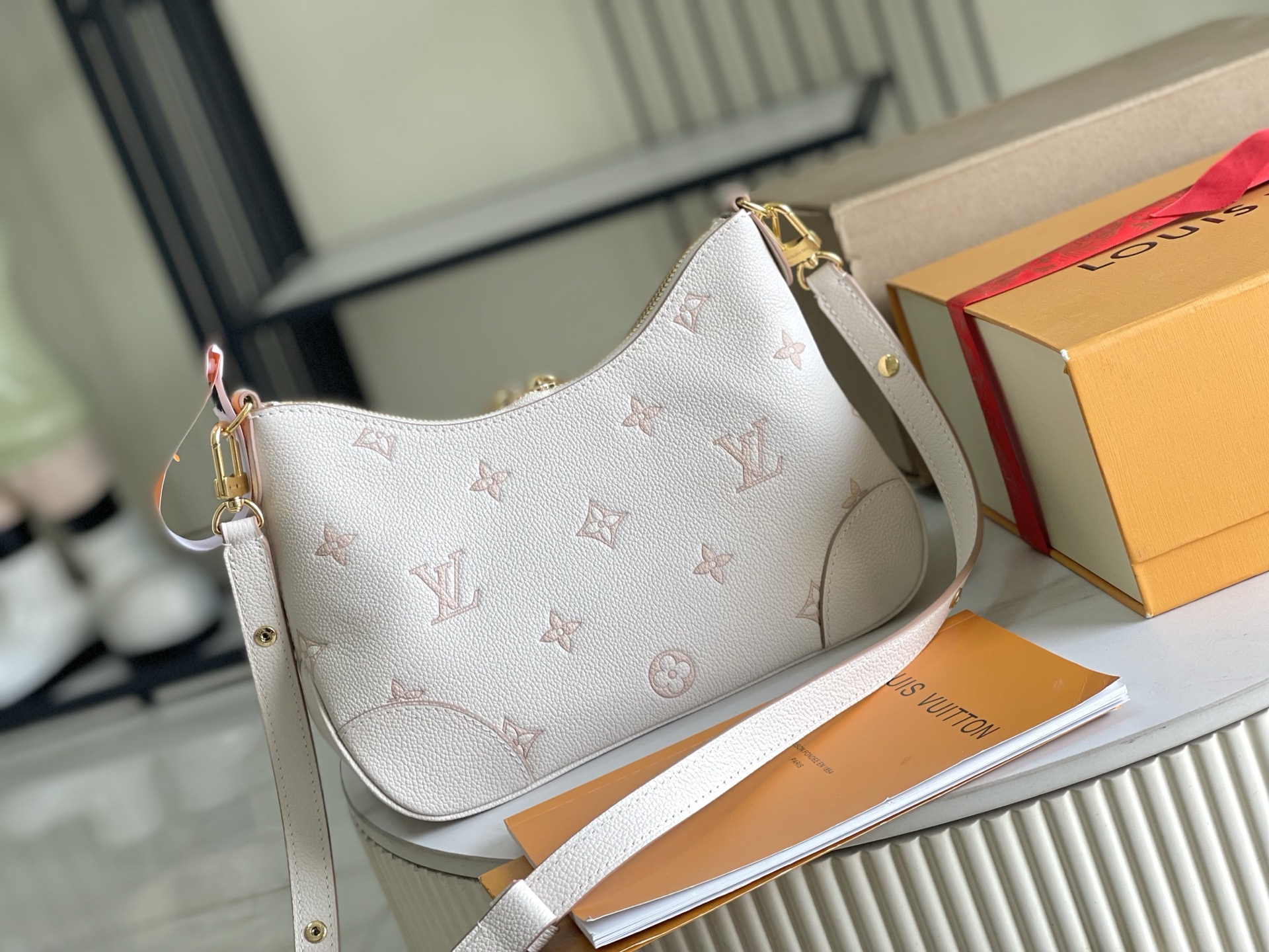 p1080。（163 芯片）特级配全套包装【特级全钢五金 原厂皮】M14634 皮料是意大利A级皮料是在于品质、五金、面料、手工、油边、A级出品、图片跟产品一致丶配全套包装.尺寸:29x16x9.5CM 