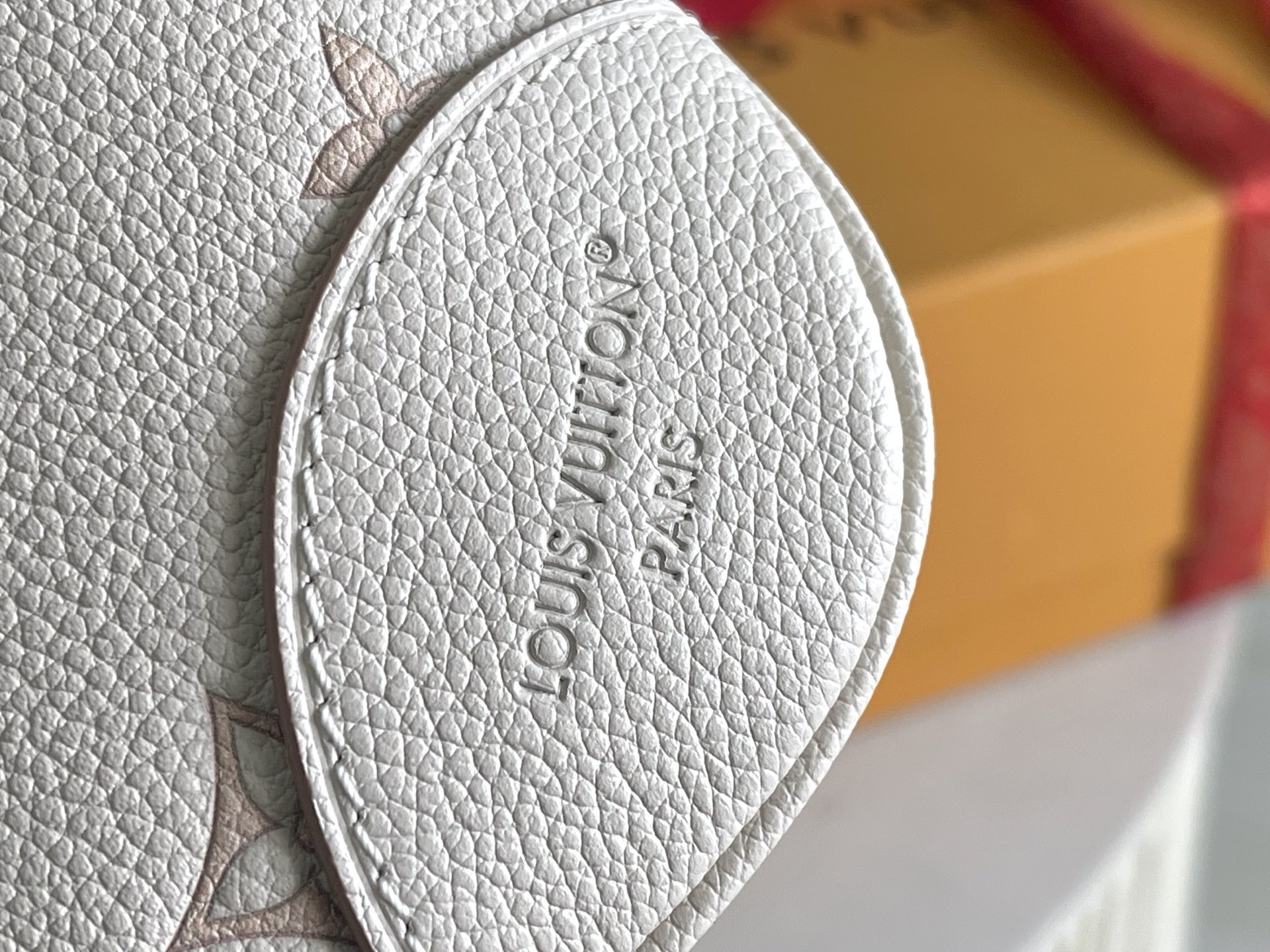 p1080。（163 芯片）特级配全套包装【特级全钢五金 原厂皮】M14634 皮料是意大利A级皮料是在于品质、五金、面料、手工、油边、A级出品、图片跟产品一致丶配全套包装.尺寸:29x16x9.5CM 