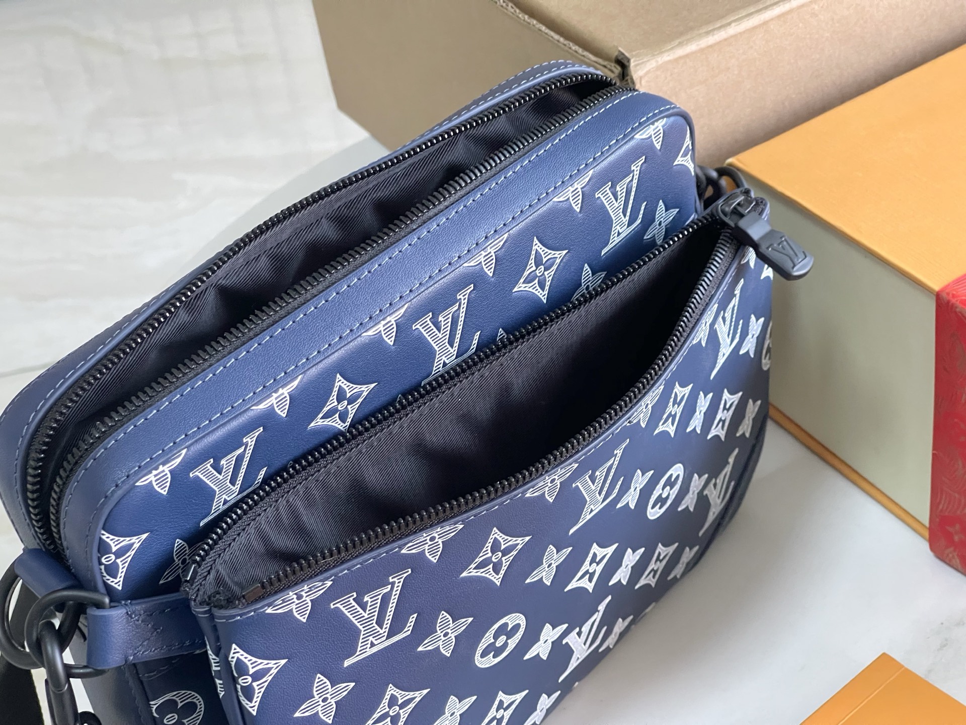 p1090。（163 芯片）特级配全套包装【特级全钢五金 原厂皮】M24753 皮料是意大利A级皮料是在于品质、五金、面料、手工、油边、A级出品、图片跟产品一致丶配全套包装.尺寸:25x18x7CM