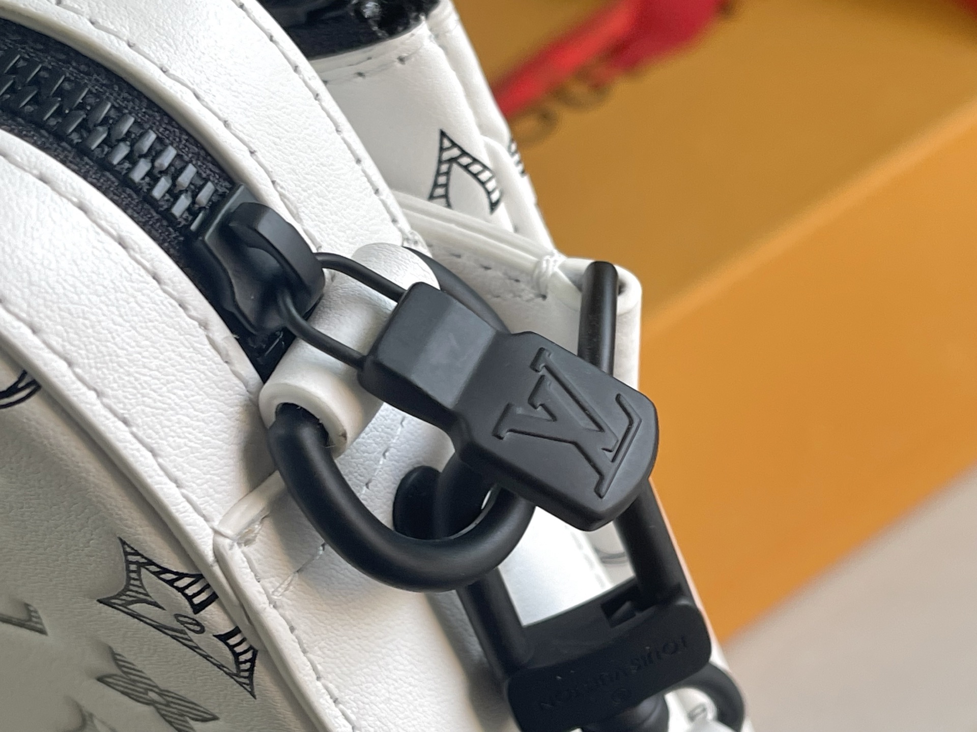 p1090。（163 芯片）特级配全套包装【特级全钢五金 原厂皮】M24754 皮料是意大利A级皮料是在于品质、五金、面料、手工、油边、A级出品、图片跟产品一致丶配全套包装.尺寸:25x18x7CM