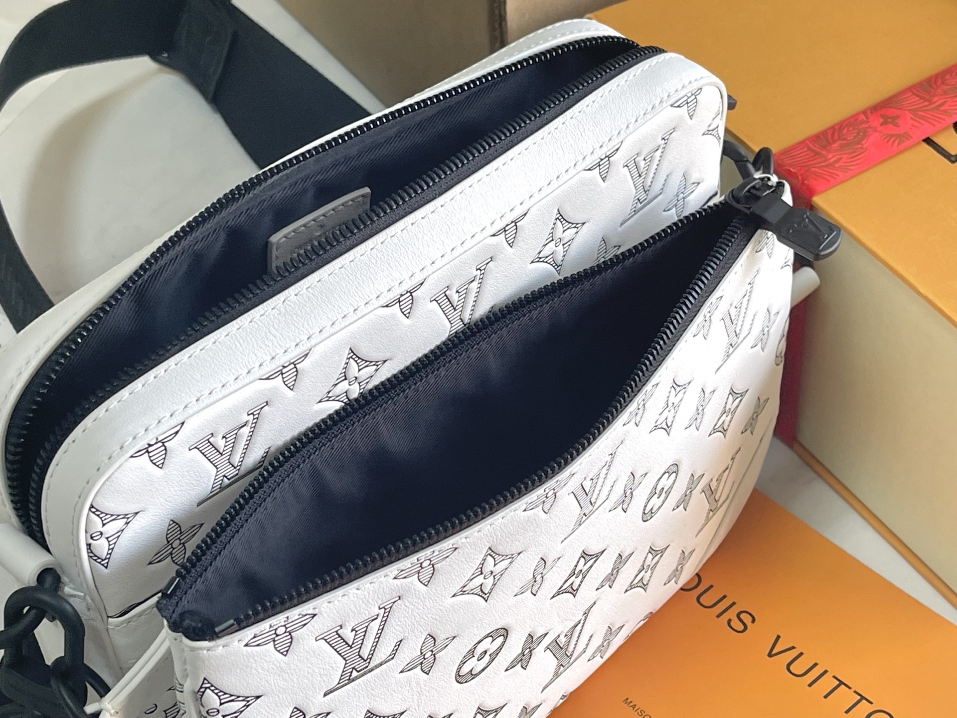 p1090。（163 芯片）特级配全套包装【特级全钢五金 原厂皮】M24754 皮料是意大利A级皮料是在于品质、五金、面料、手工、油边、A级出品、图片跟产品一致丶配全套包装.尺寸:25x18x7CM