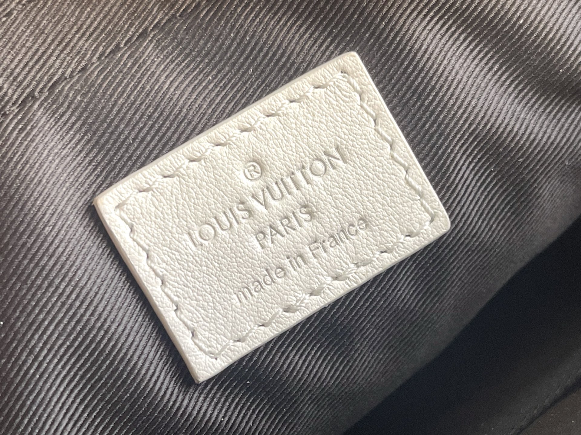 p1090。（163 芯片）特级配全套包装【特级全钢五金 原厂皮】M24754 皮料是意大利A级皮料是在于品质、五金、面料、手工、油边、A级出品、图片跟产品一致丶配全套包装.尺寸:25x18x7CM