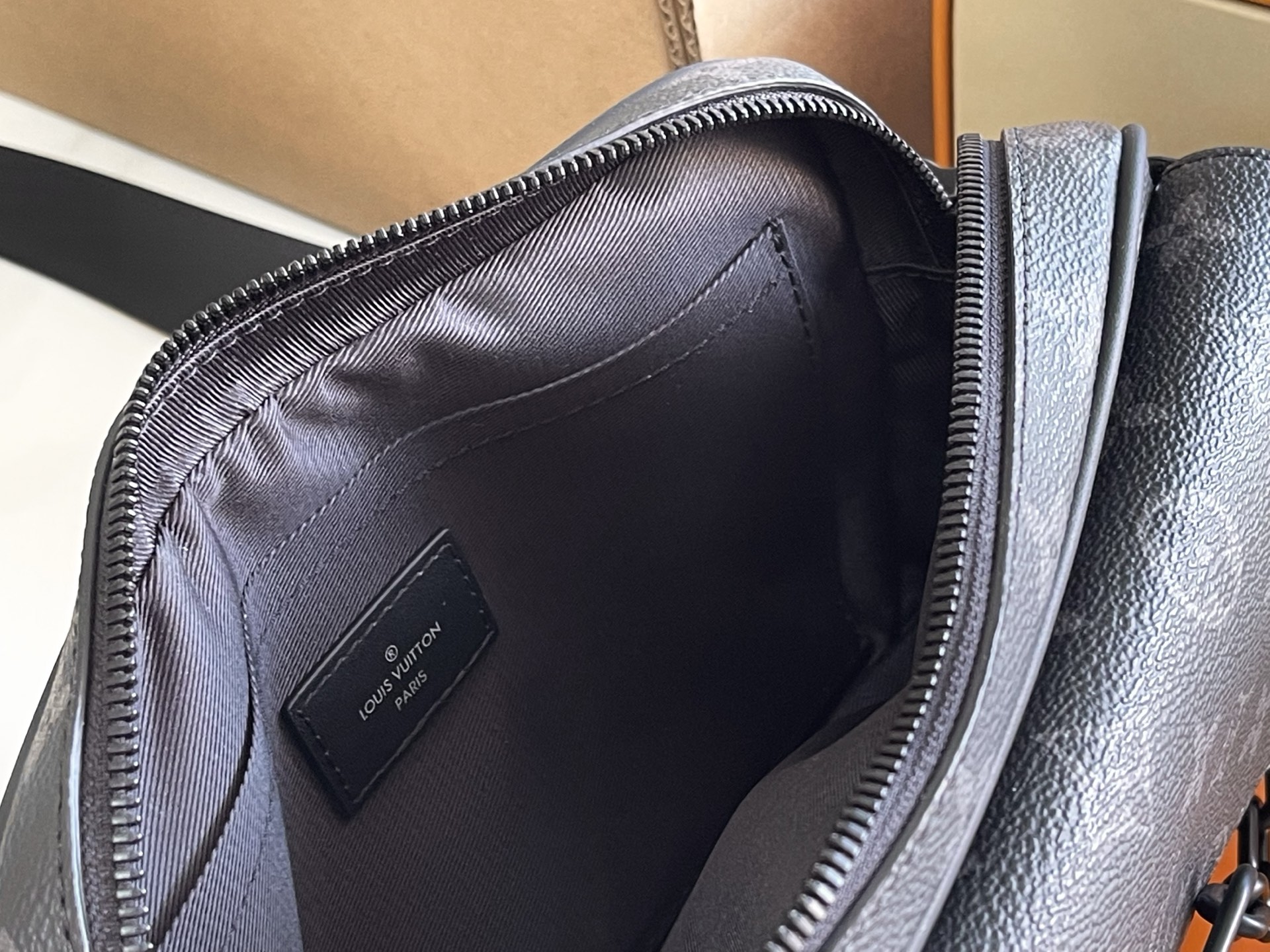 p990。（163 芯片）特级配全套包装【特级全钢五金 原厂皮】M46795 皮料是意大利A级皮料是在于品质、五金、面料、手工、油边、A级出品、图片跟产品一致丶配全套包装.尺寸:24x17x5CM 