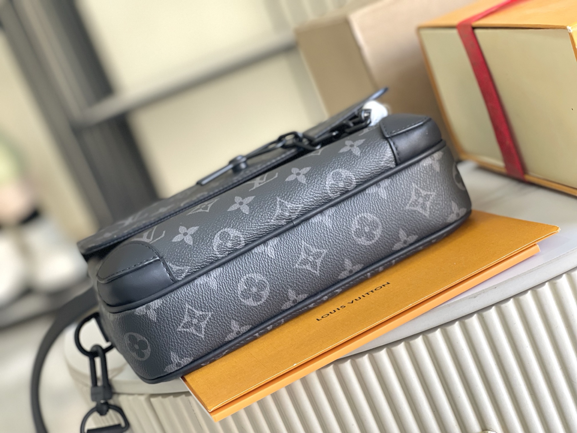 p990。（163 芯片）特级配全套包装【特级全钢五金 原厂皮】M46795 皮料是意大利A级皮料是在于品质、五金、面料、手工、油边、A级出品、图片跟产品一致丶配全套包装.尺寸:24x17x5CM 